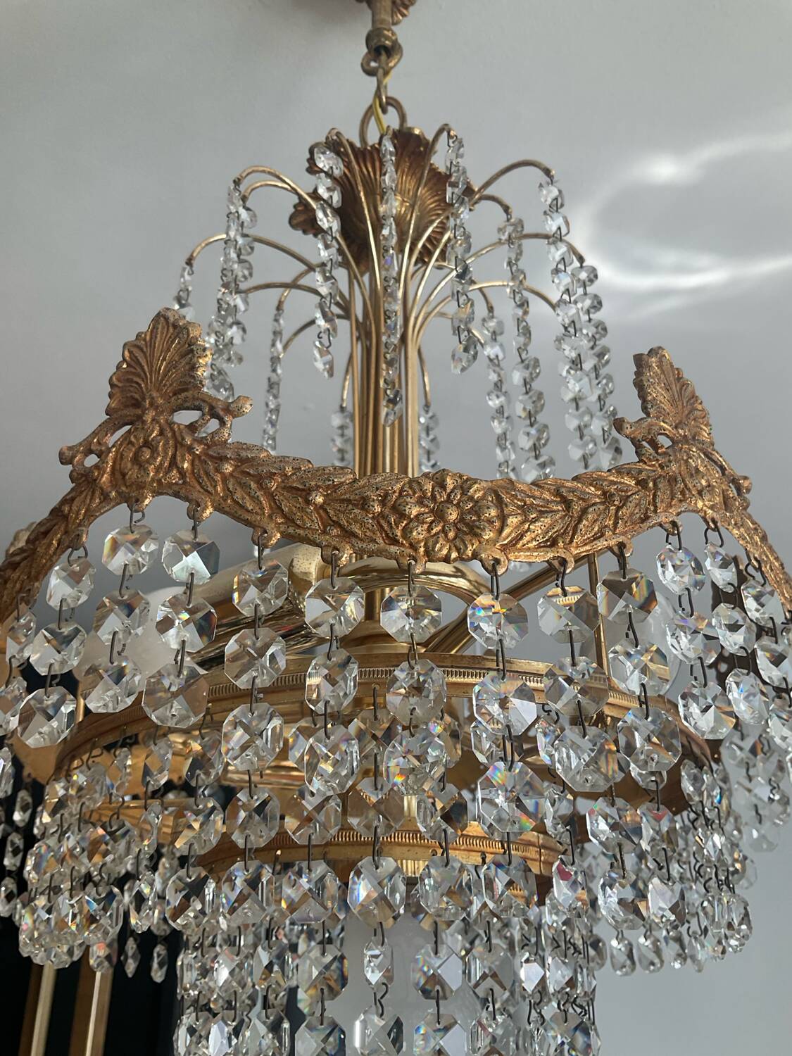Cascade chandelier in bronze and crystal pendants