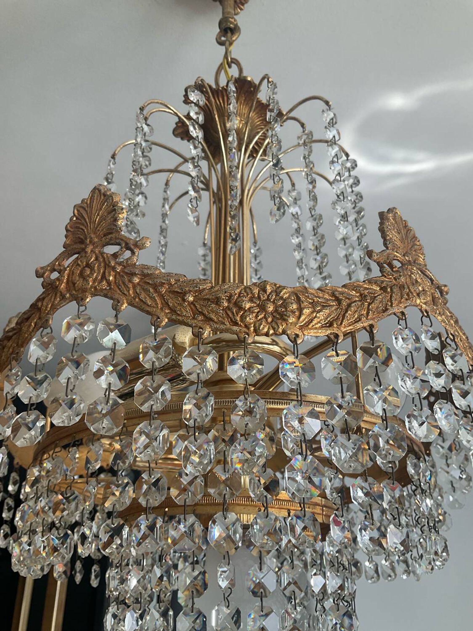 Cascade chandelier in bronze and crystal pendants
