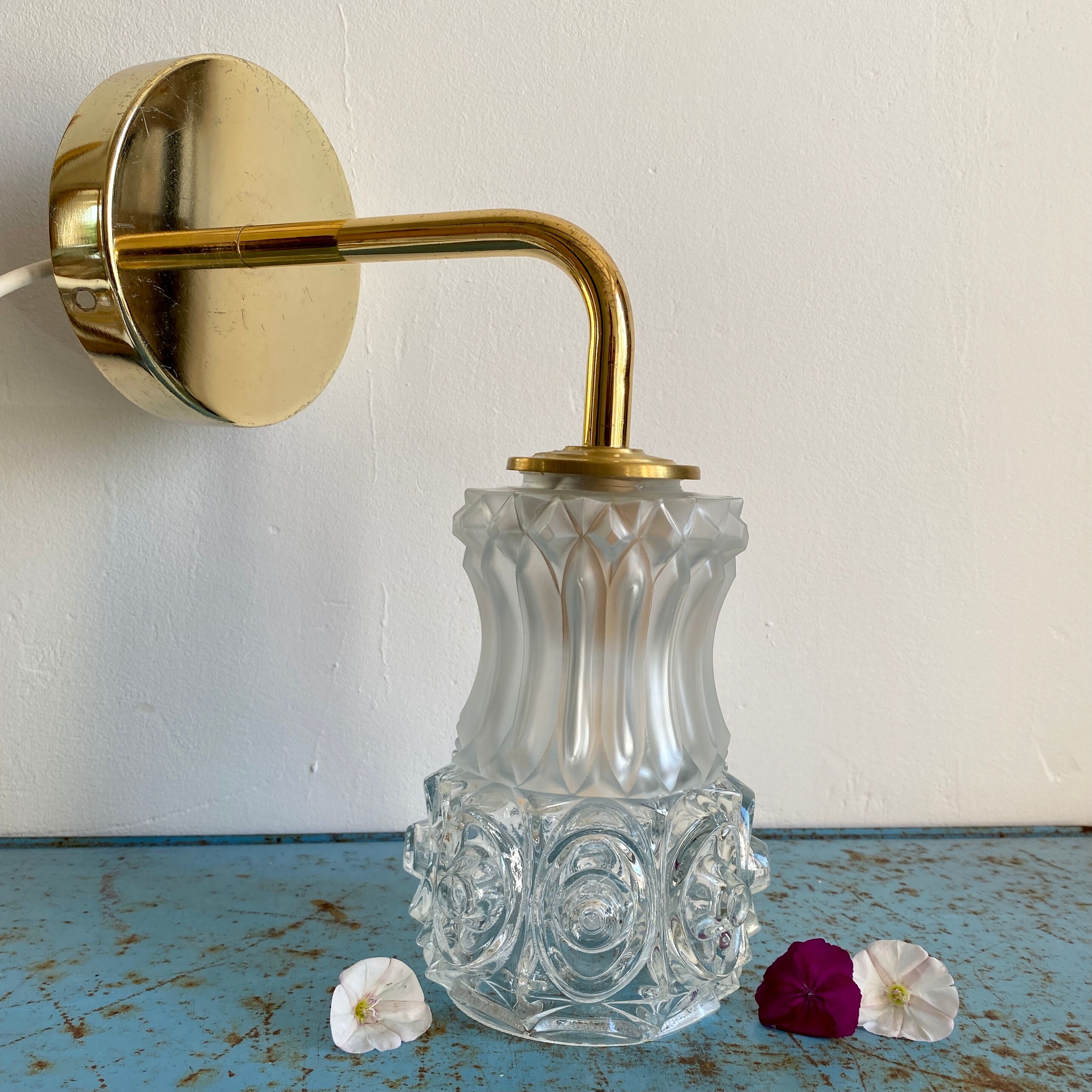 Vintage tulip wall lamp in molded glass