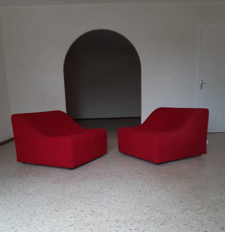 Pair of swivel chromatic lounge chairs by Kwok Hoi Chan, Steiner
