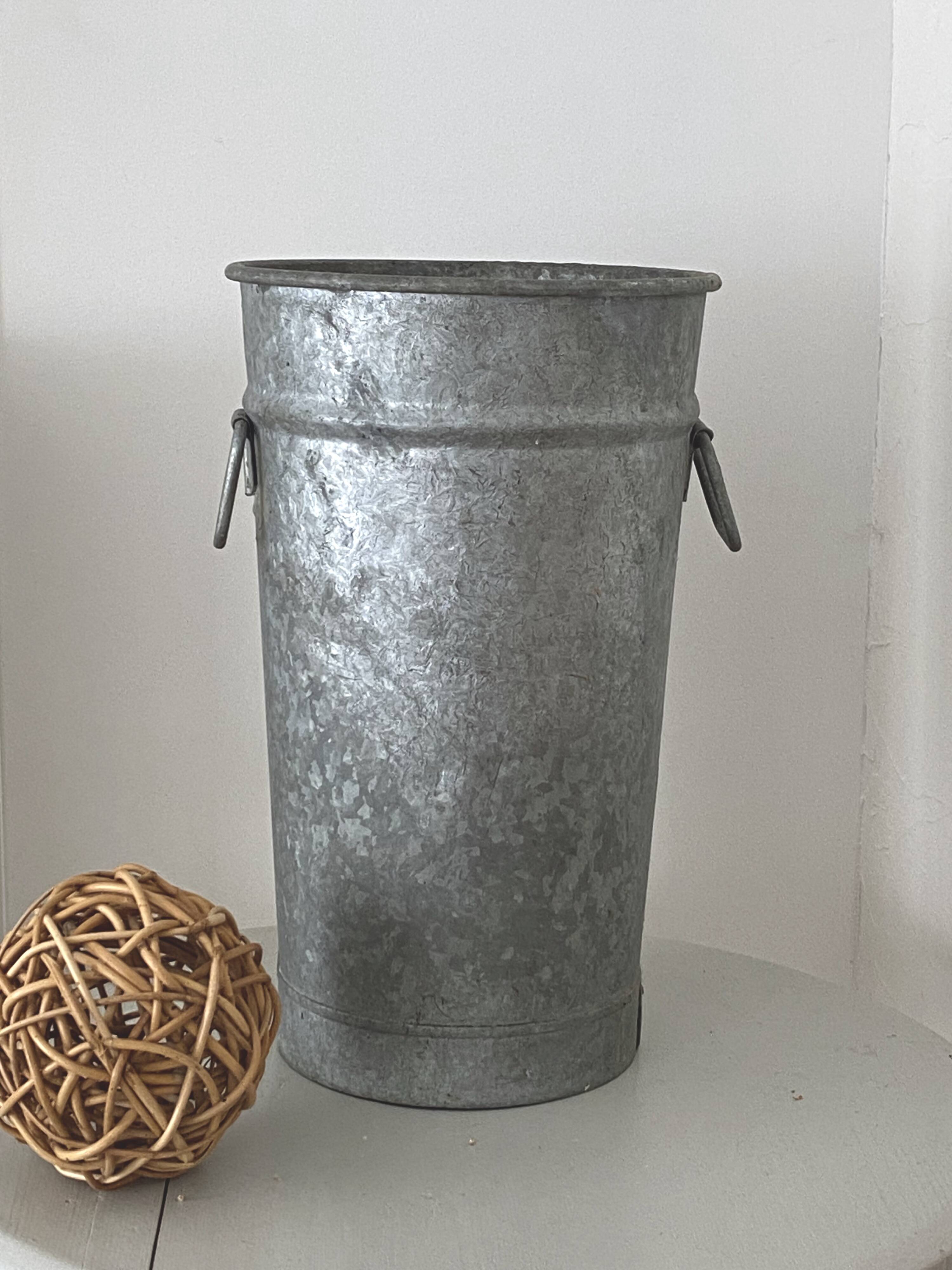 Vase de fleuriste en zinc