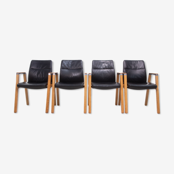 Un ensemble de quatre Sven Christiansen pour fauteuils de bureau en cuir Sven Fulcrum