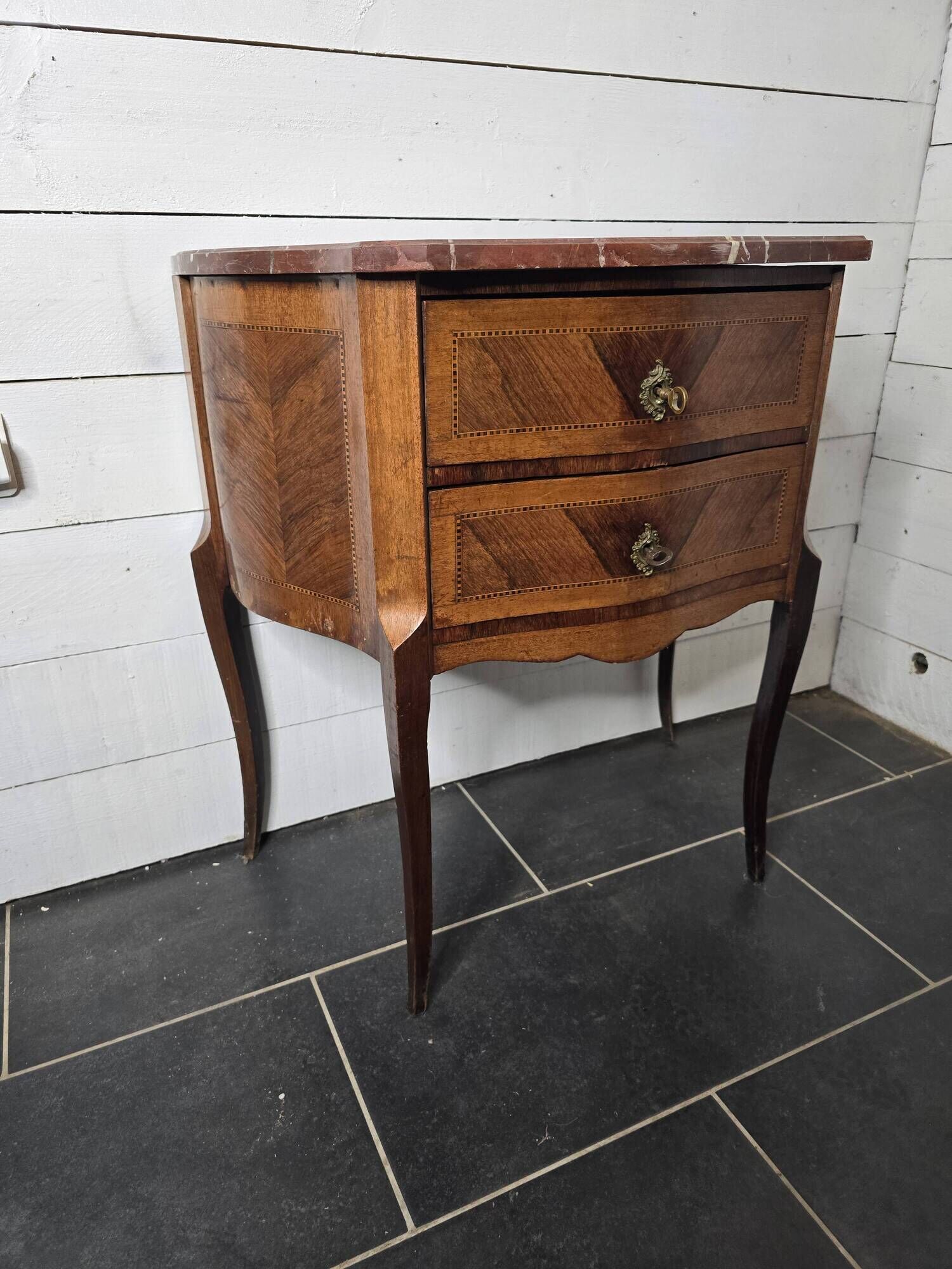 Curved chest of drawers in Louis XV style marquetry