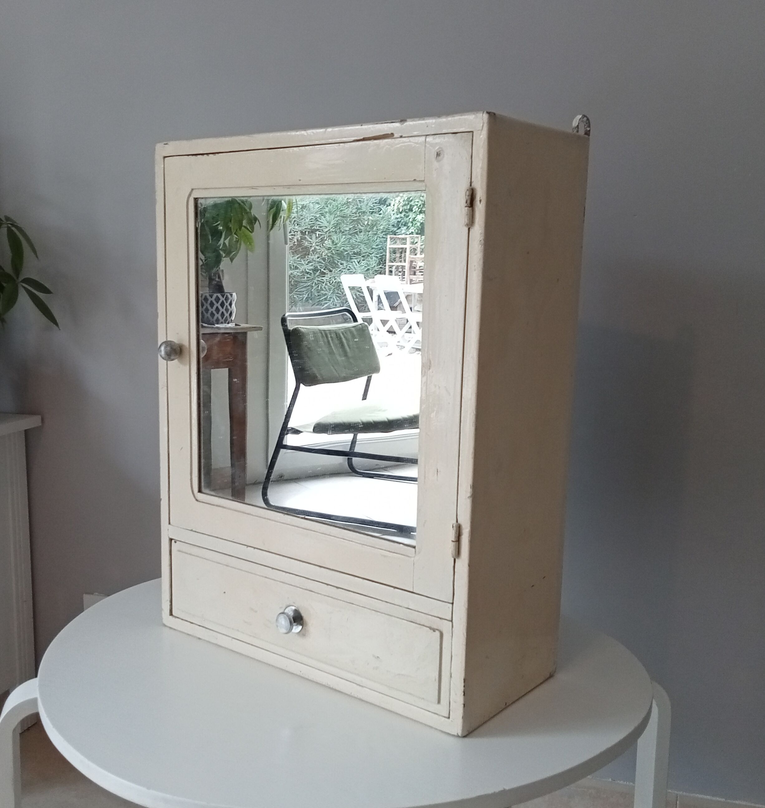 Vintage medicine cabinet 50s