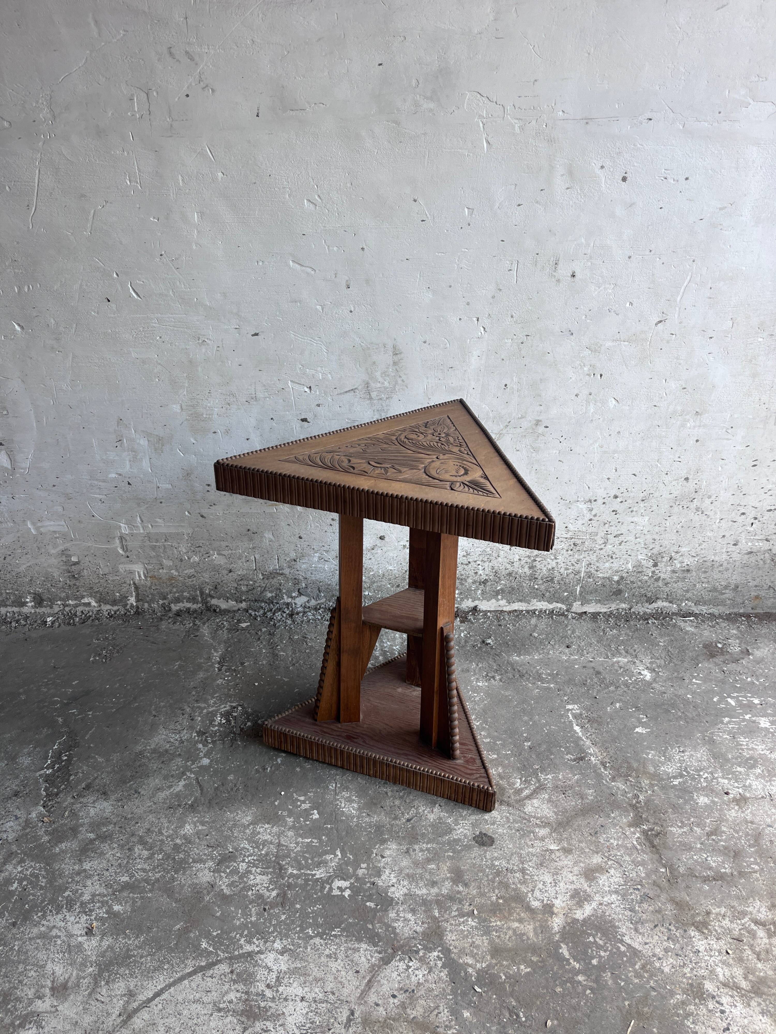 Triangular side table in carved wood, Art Nouveau, France, circa 1915.
