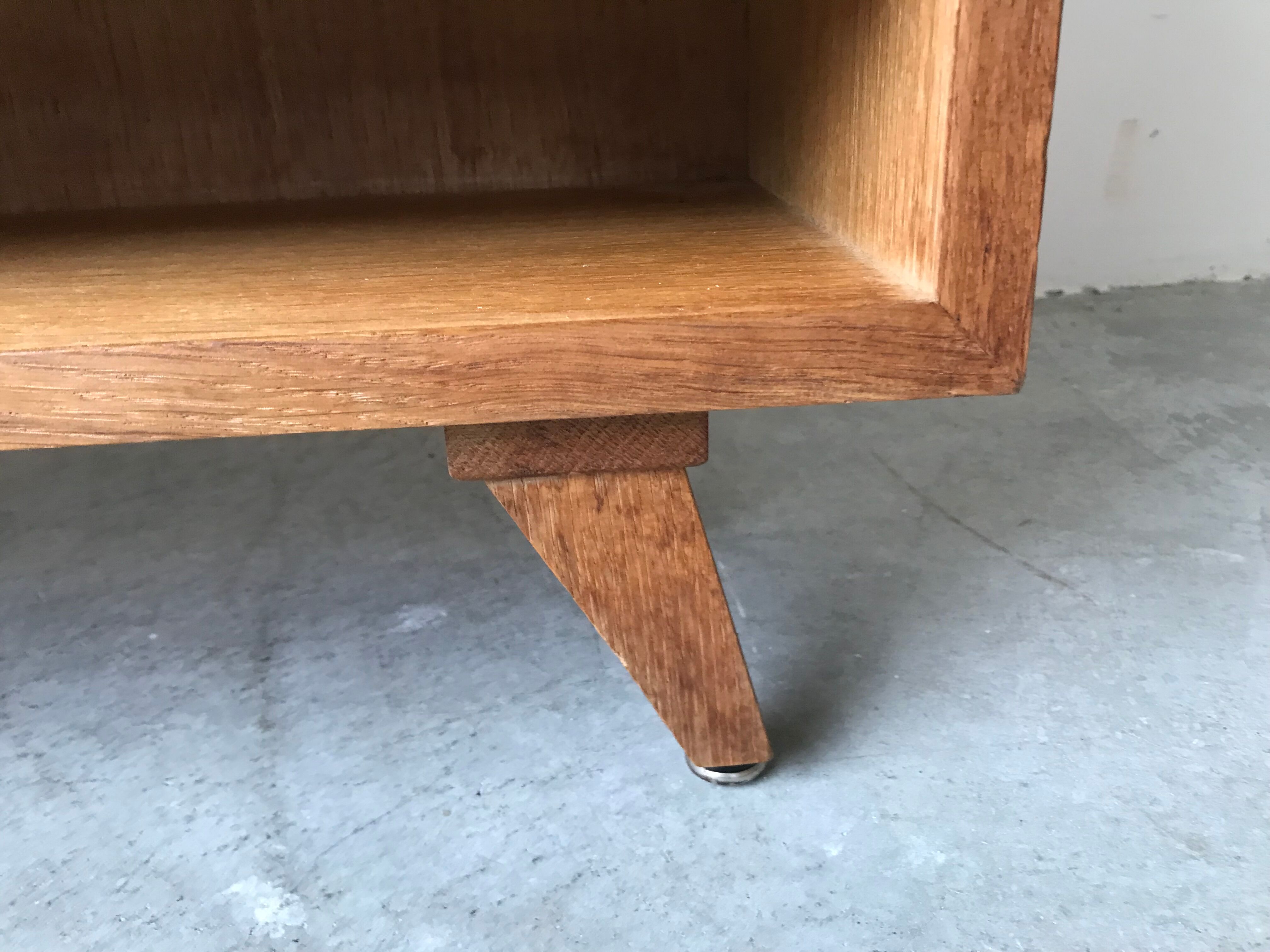 Small oak shelf, work of the 50s.