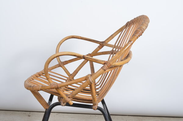 Fauteuil coquille en rotin avec accoudoirs