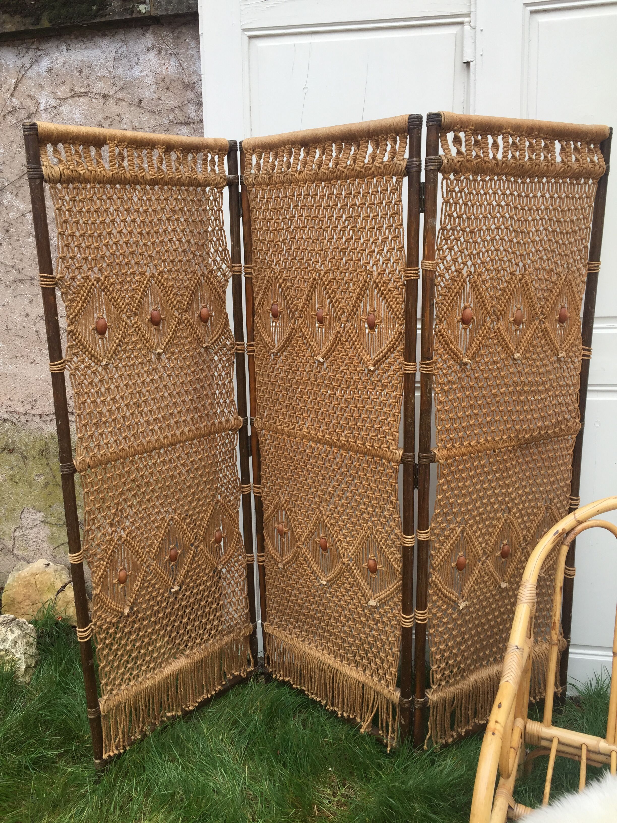 Vintage screen with macramé and wooden beads