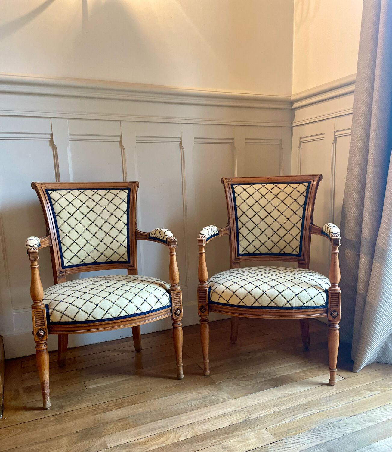 PAIRE DE FAUTEUILS EN CABRIOLET D'EPOQUE LOUIS XV , VERS 1750 Christie's