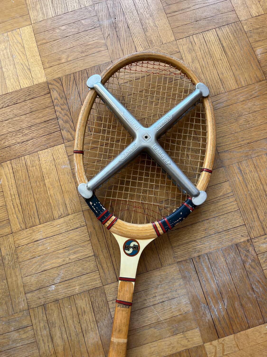 Raquette de tennis ancienne