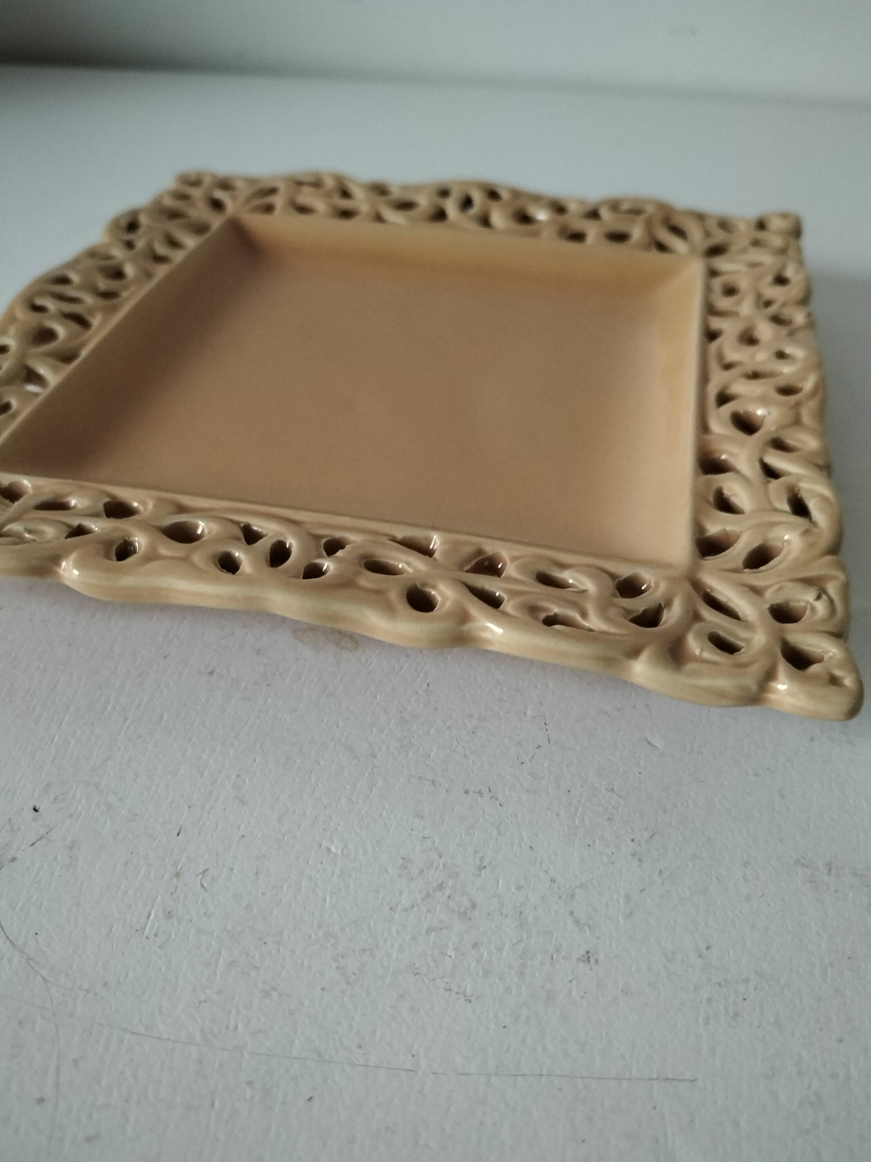 Caramel openwork pocket emptier with lace border