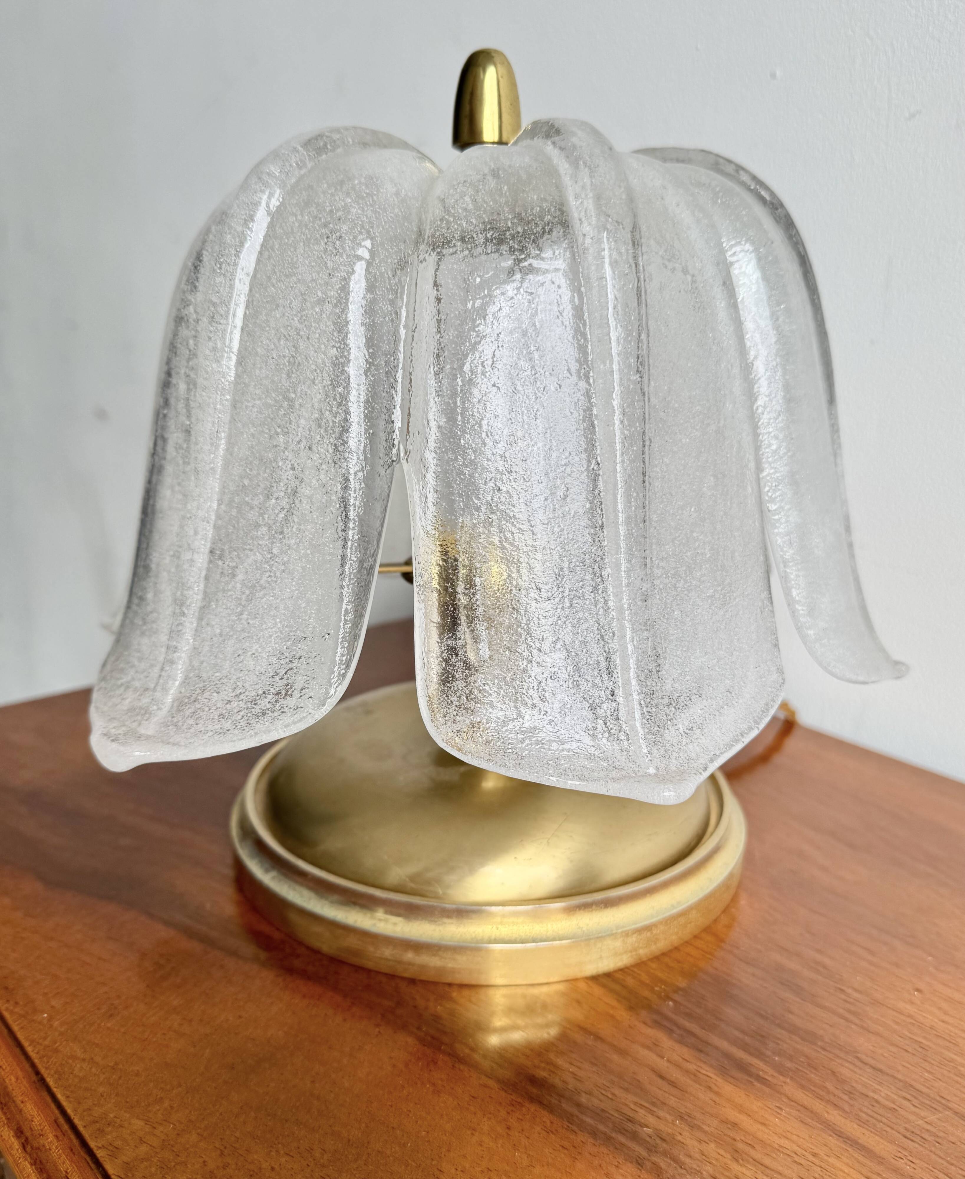 Lampe de table en laiton vintage et verre en forme de feuille