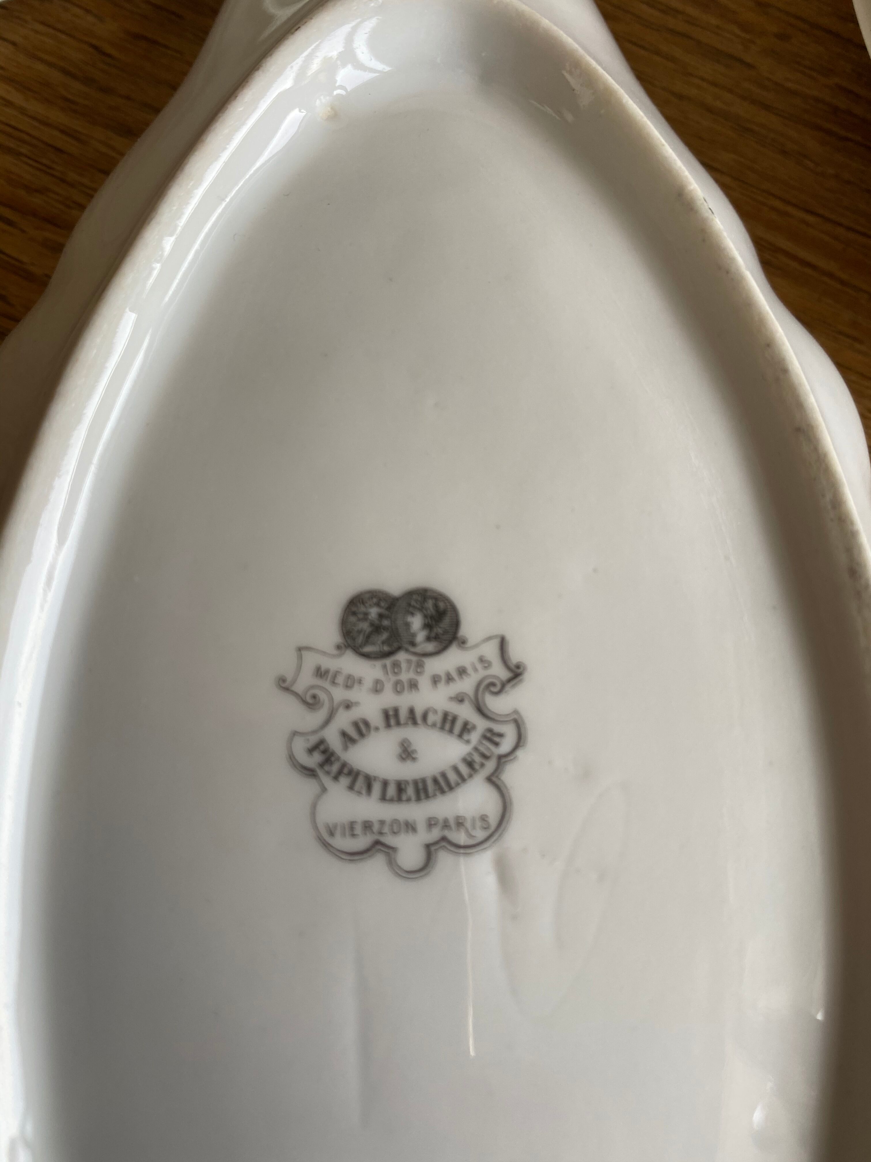 Porcelain crockery service