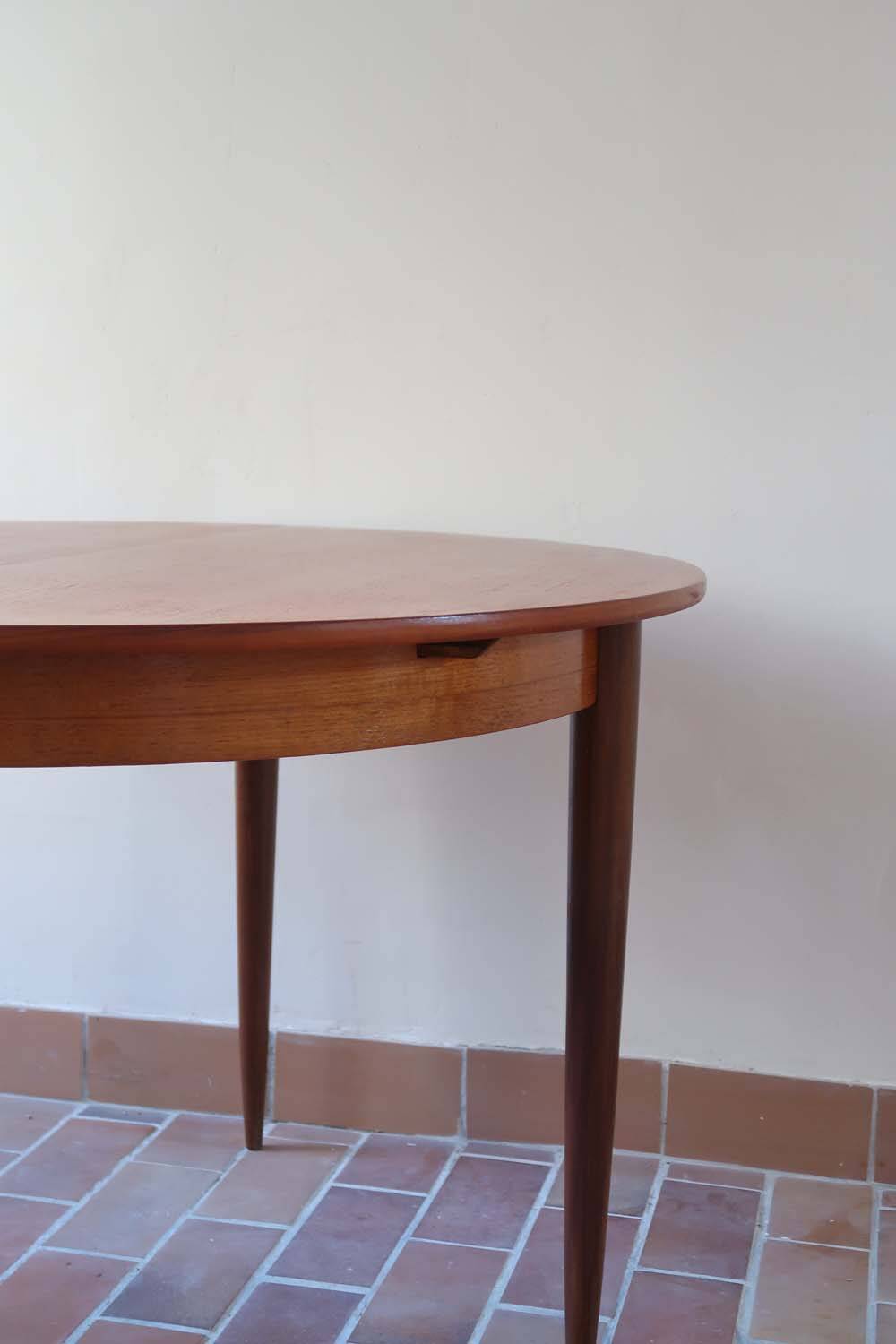 Scandinavian round table