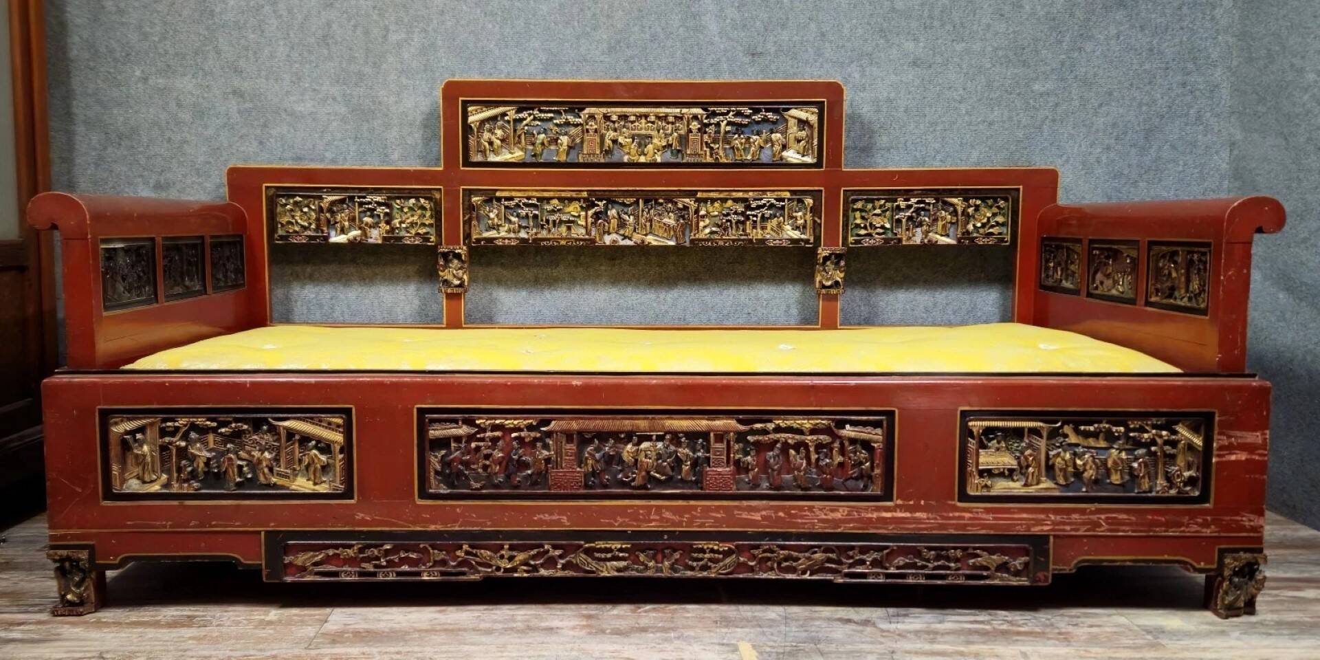 Grande Banquette asiatique sculptée –Bois laqué et panneaux en relief