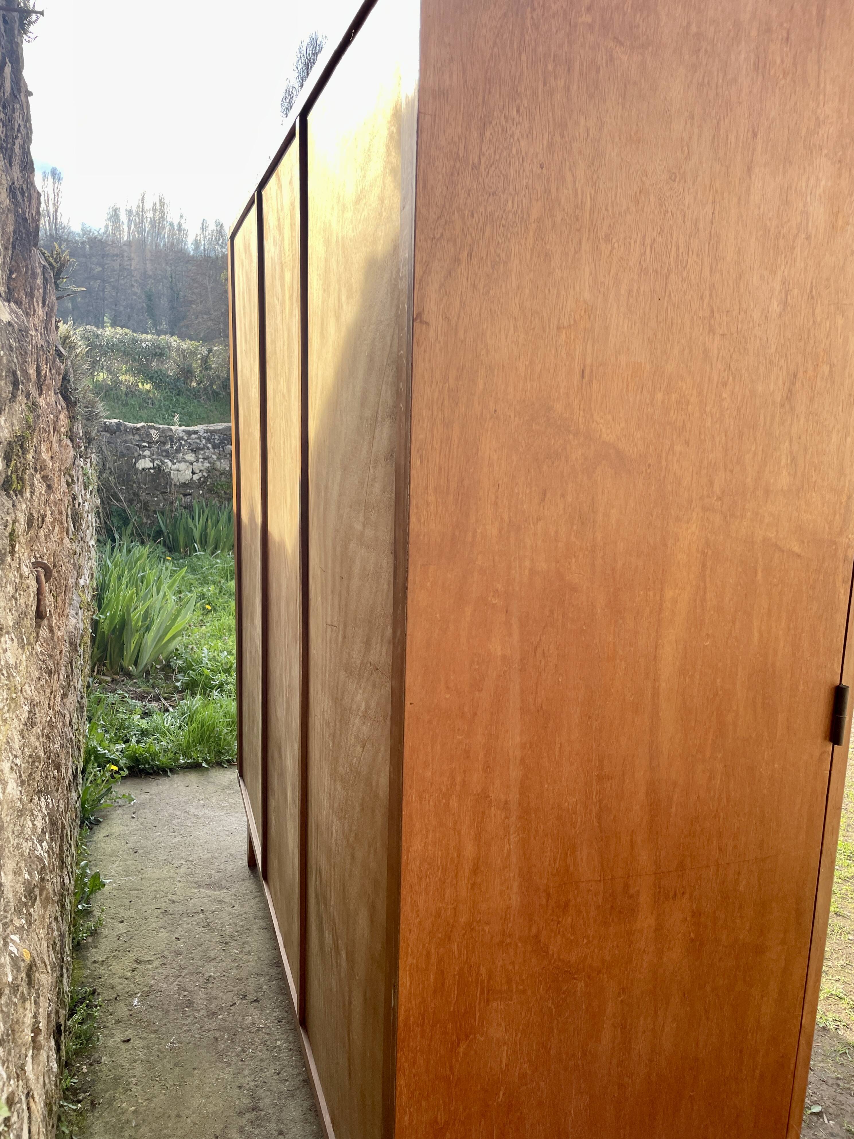 Armoire en chêne 3 portes miroir pieds compas