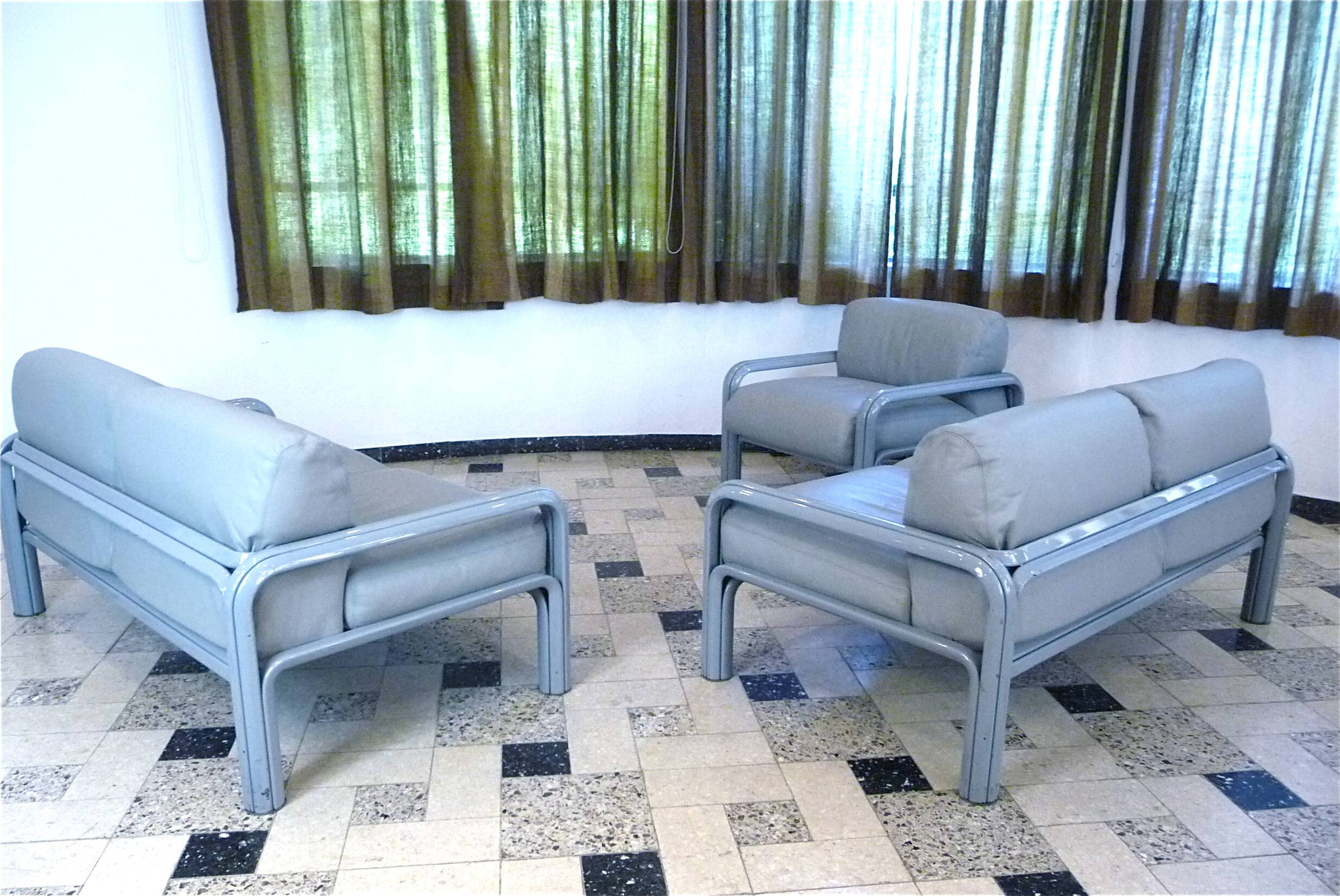 Two-Seater Leather and Steel Lounge Sofas by Gae Aulenti for Knoll International, 1970s, Set of 2