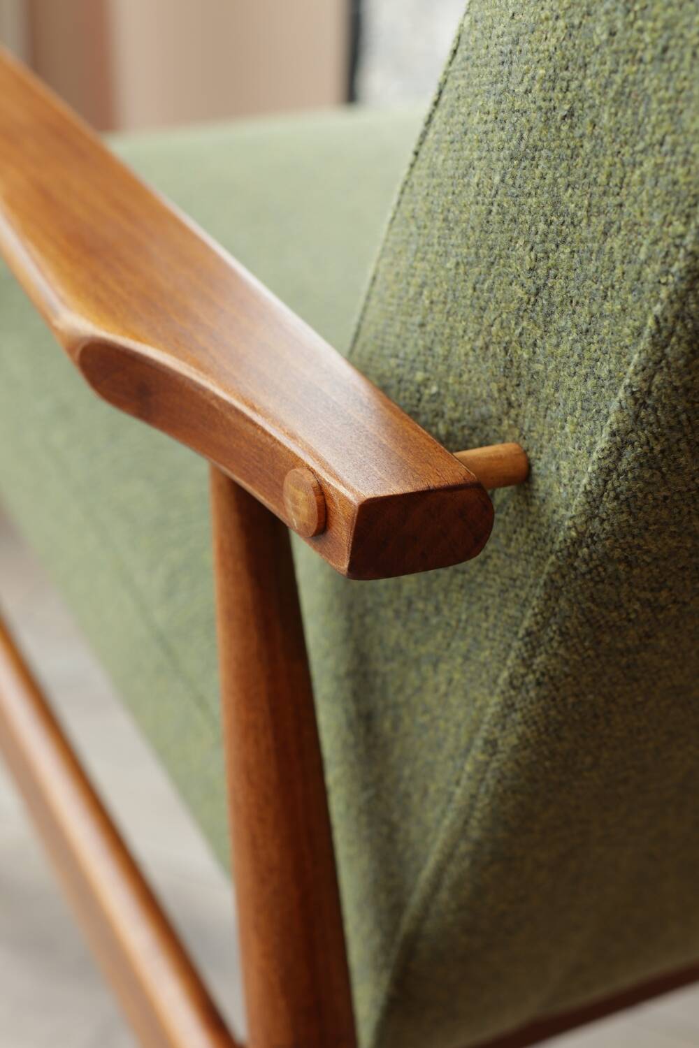 Fauteuil vintage en boucle vert sauge, design milieu de siècle, fauteuil en bois