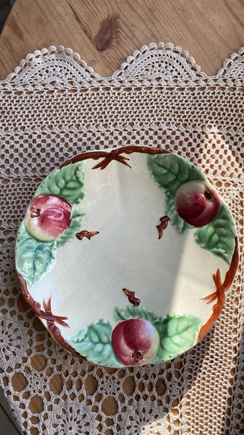 Dessert plates in Choisy le Roi slipware