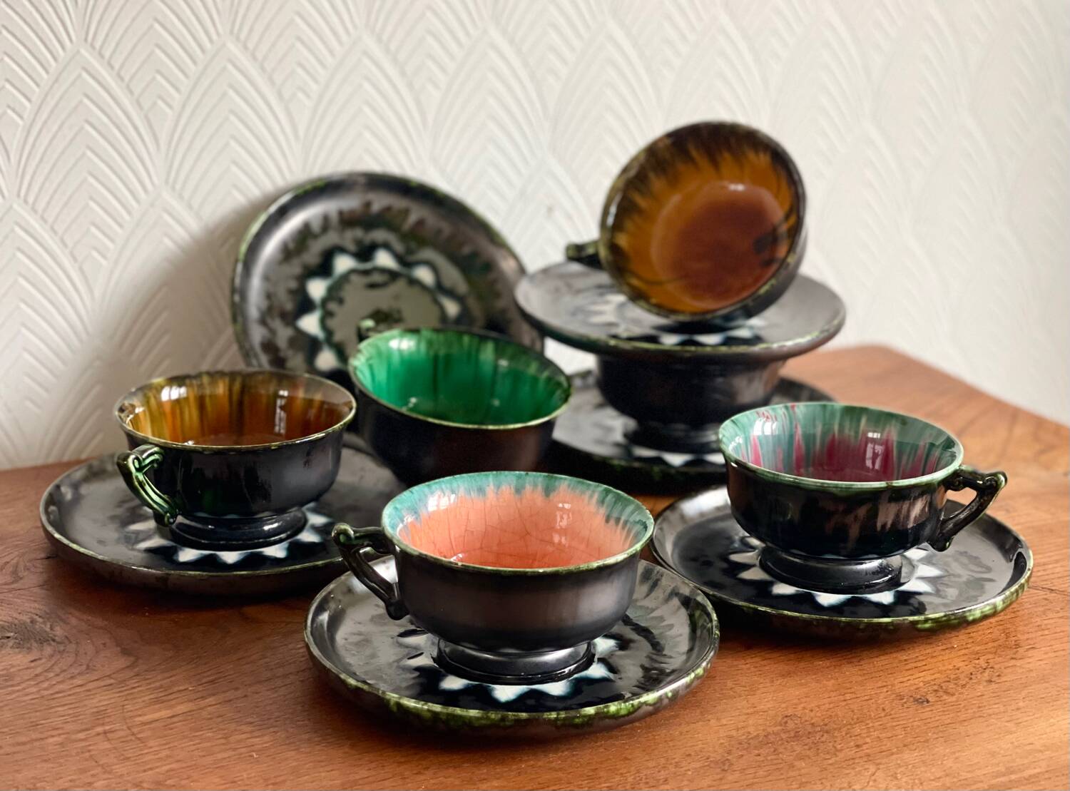 6 tasses en faïence de Quimper.