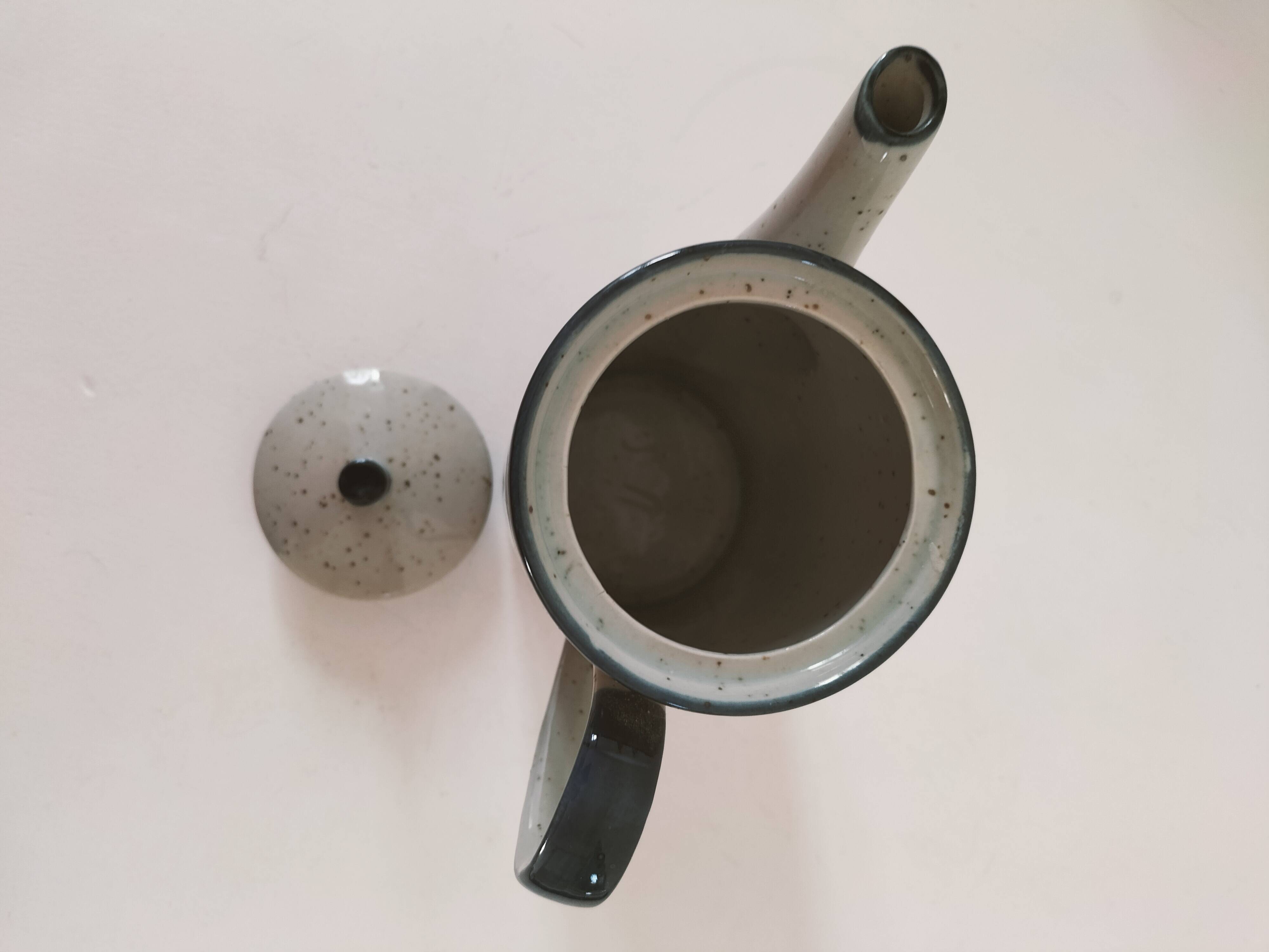 Cafetière vintage en grès moucheté – décor floral bleu marine