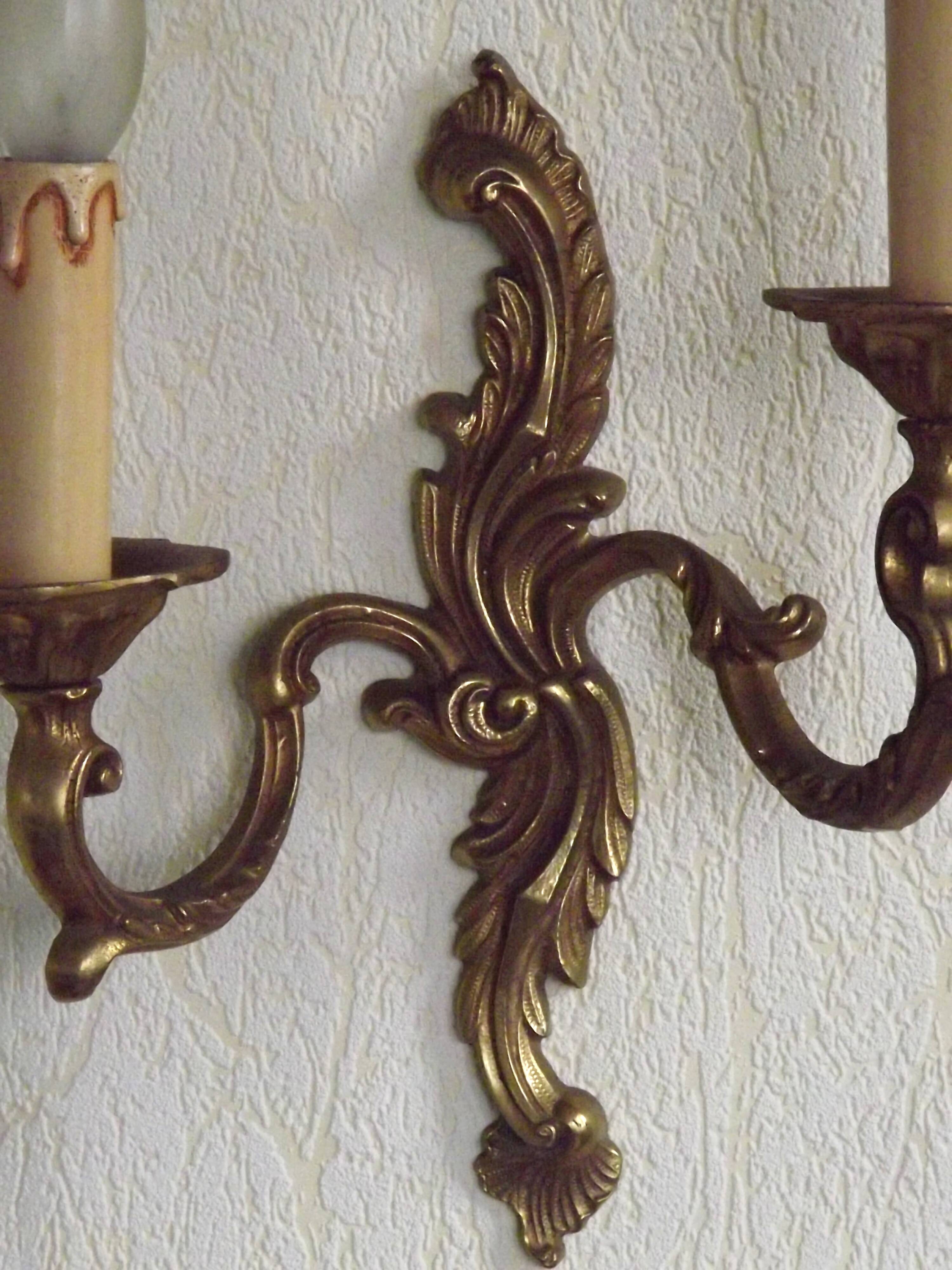 Vintage French bronze wall sconce with acanthus leaves and two light arms 51