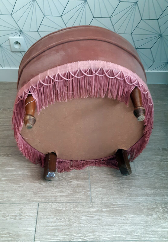 Vintage toad armchair in pink velvet.