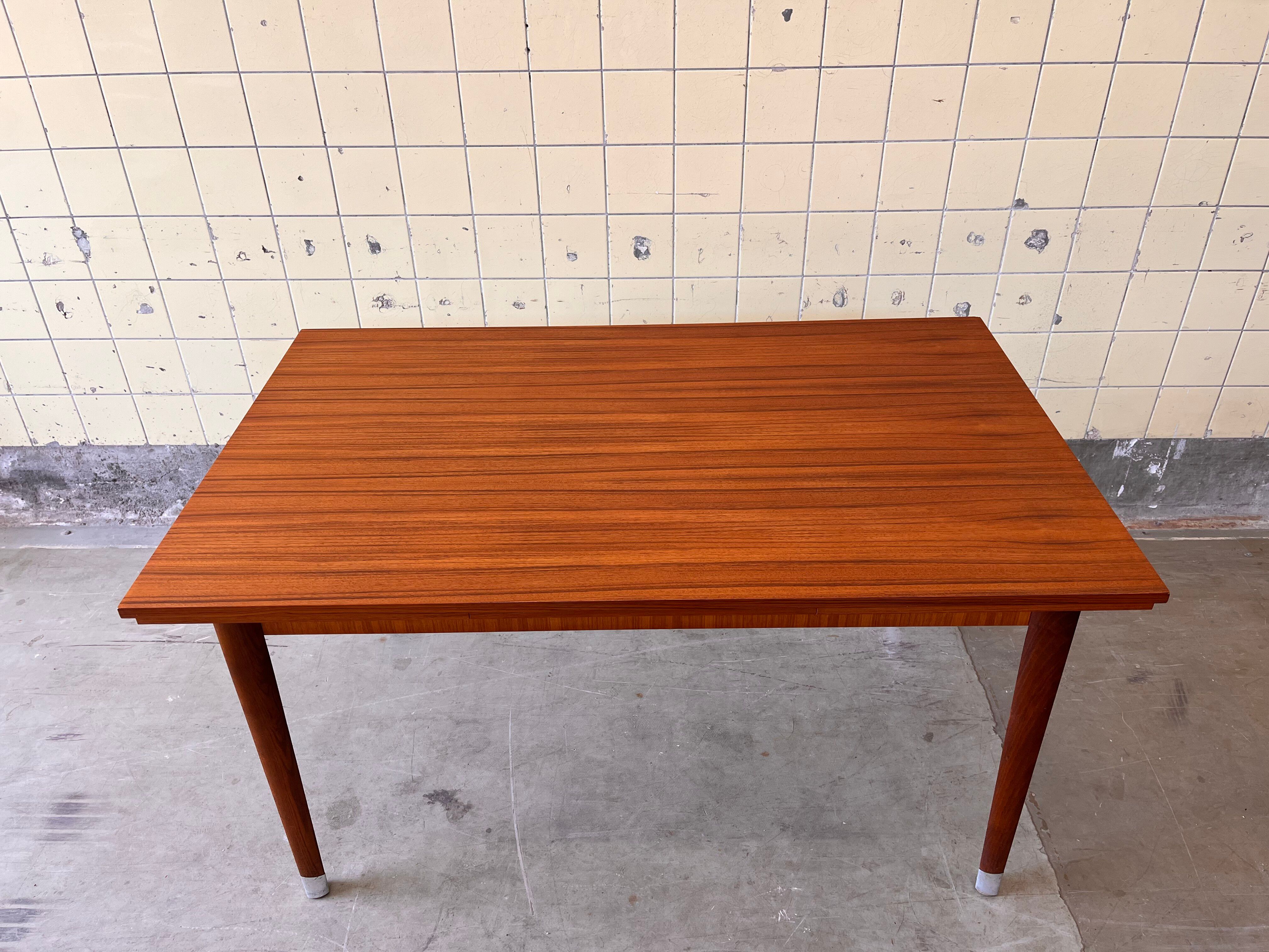Extendable dining table in teak