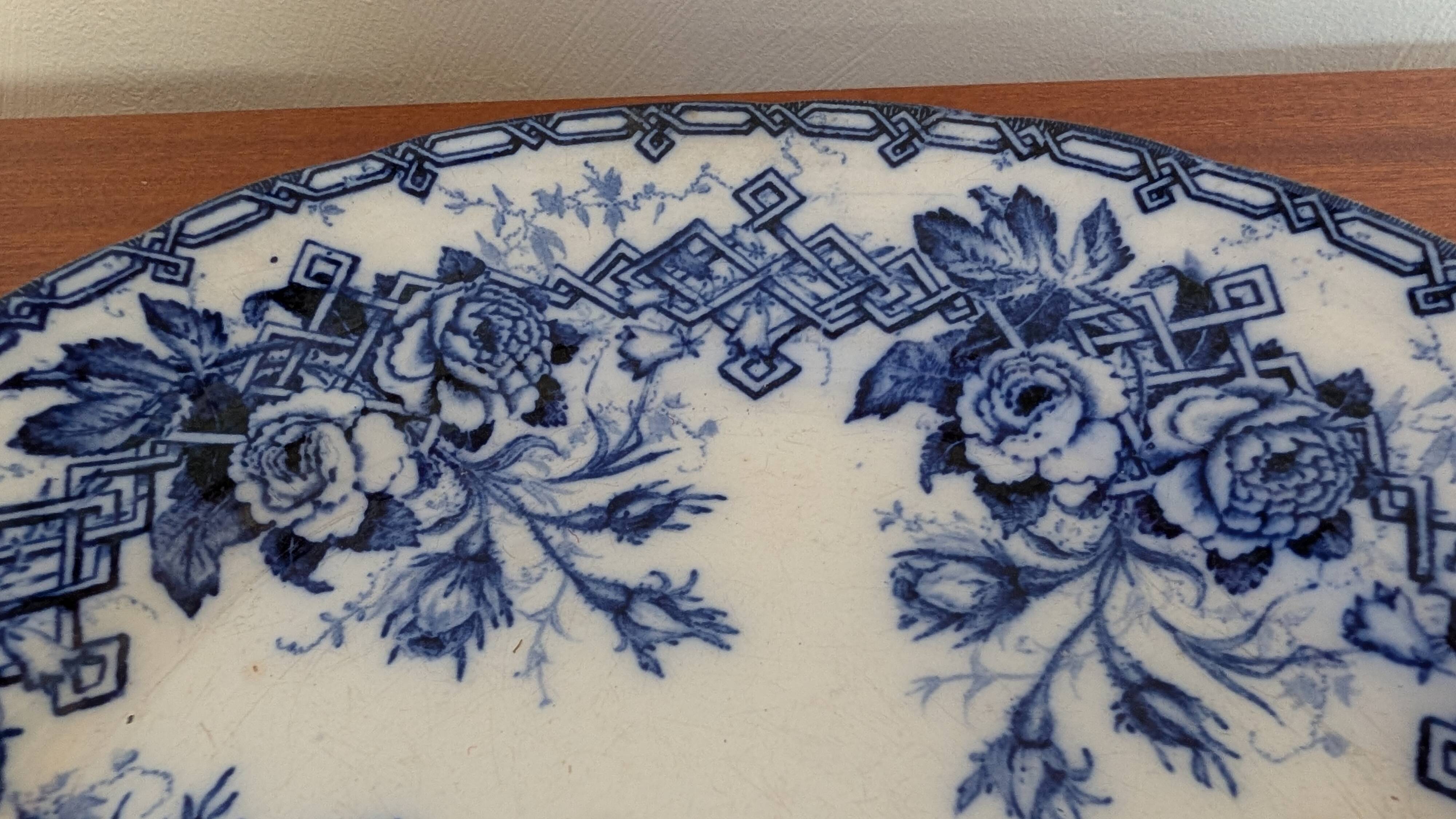 Assiette ancienne bleu cobalt L.M. & Cie – décor floral