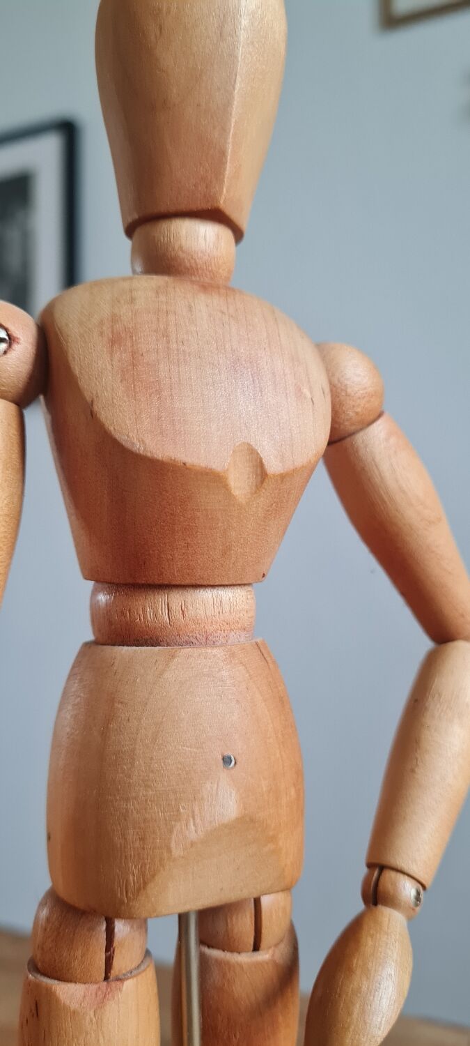 Articulated wooden mannequin