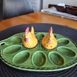 Plat à œufs en faience avec salière et poivrière en forme de poules