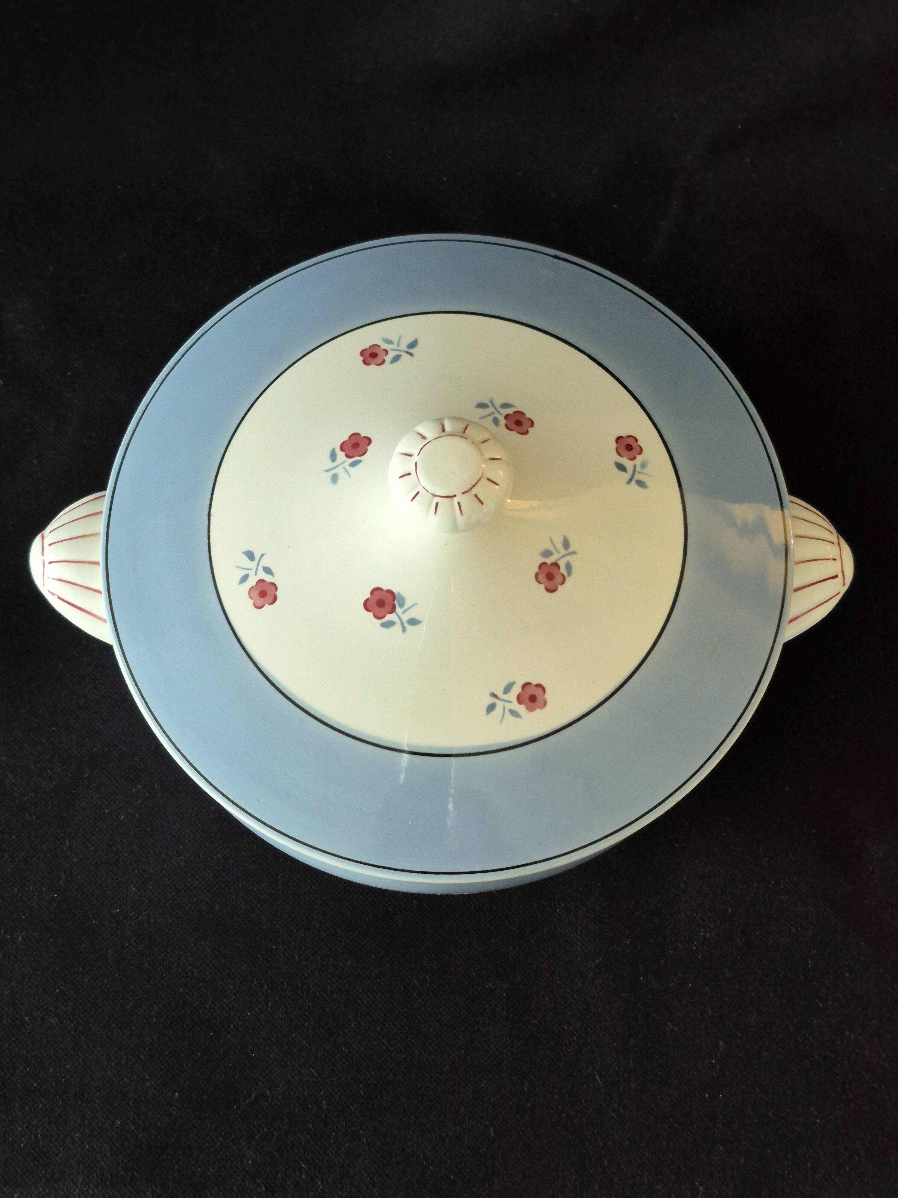 Vegetable dish (soup tureen) in Digoin Sarreguemines earthenware, model AIX A156.