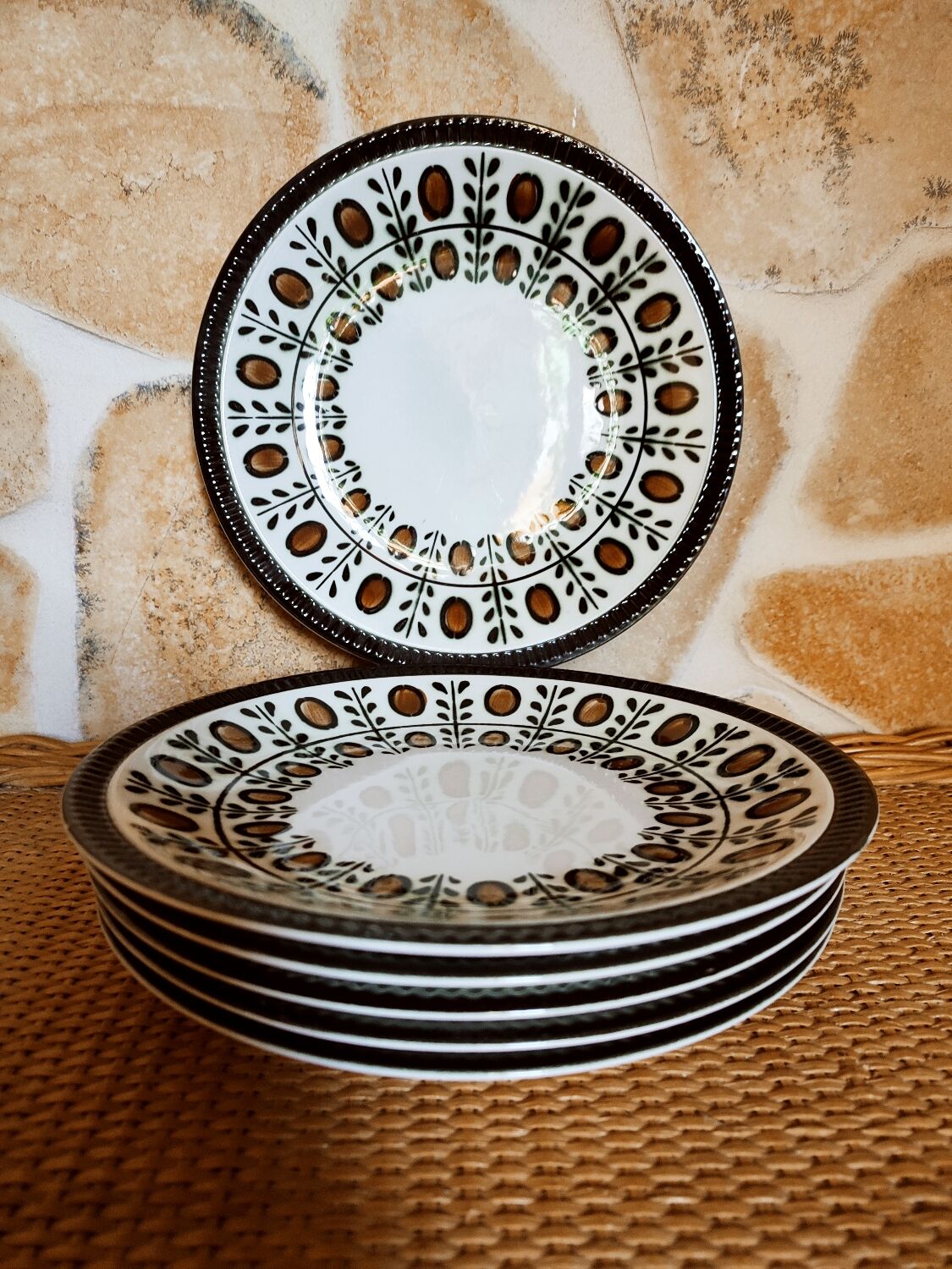 6 walnut model flat plates by Boch