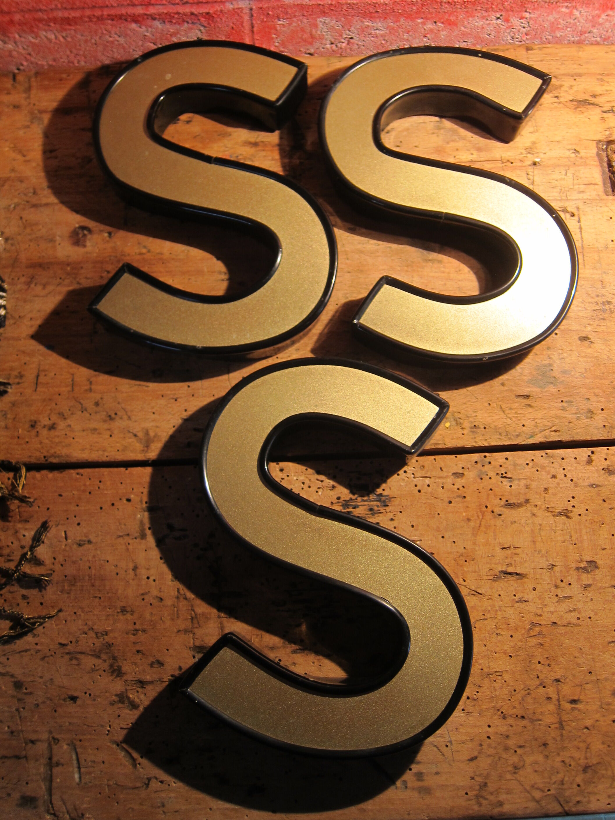 Teaches letter S vintage gold outlined in black format 15 x 21 cm