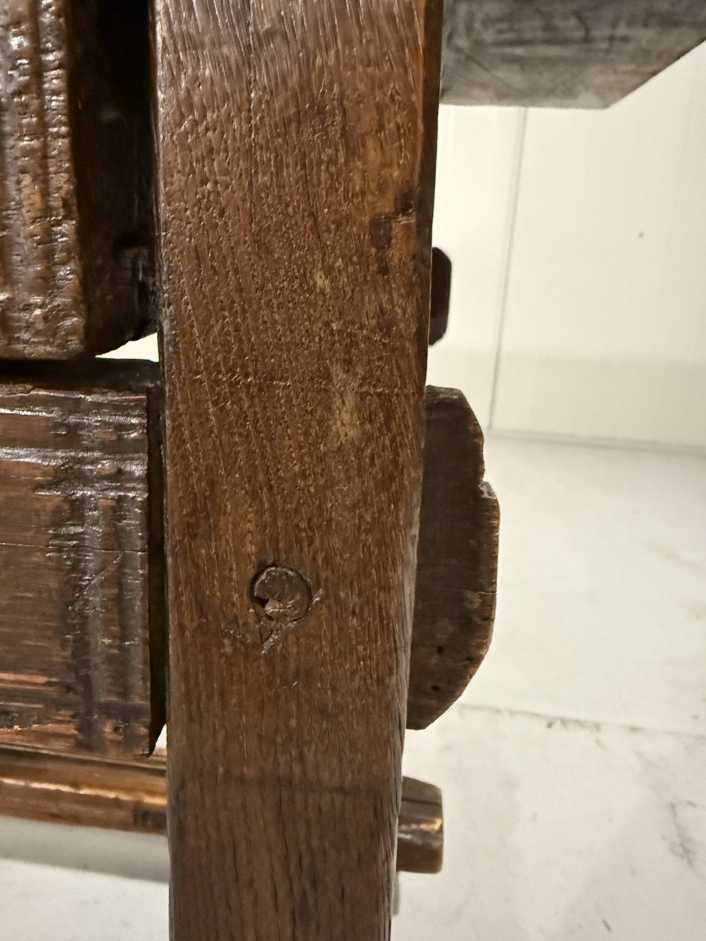 Table basse espagnole antique brutaliste