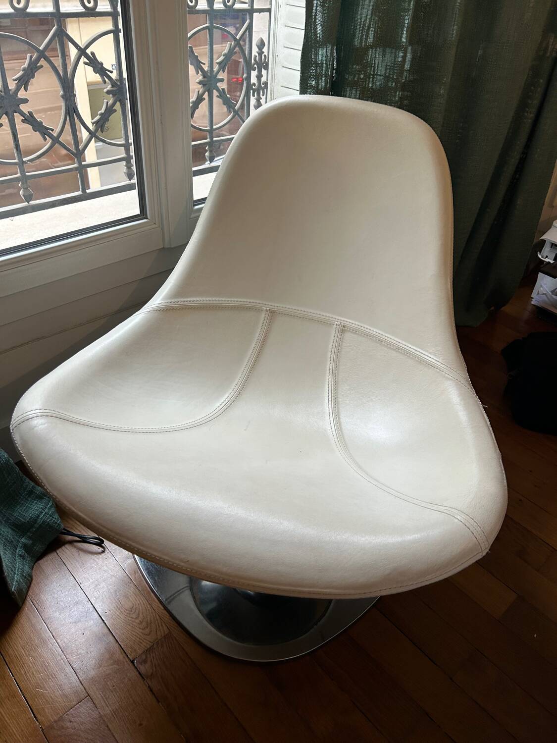 Fauteuil pivotant "egg tirup" de carl öjerstam ", cuir blanc