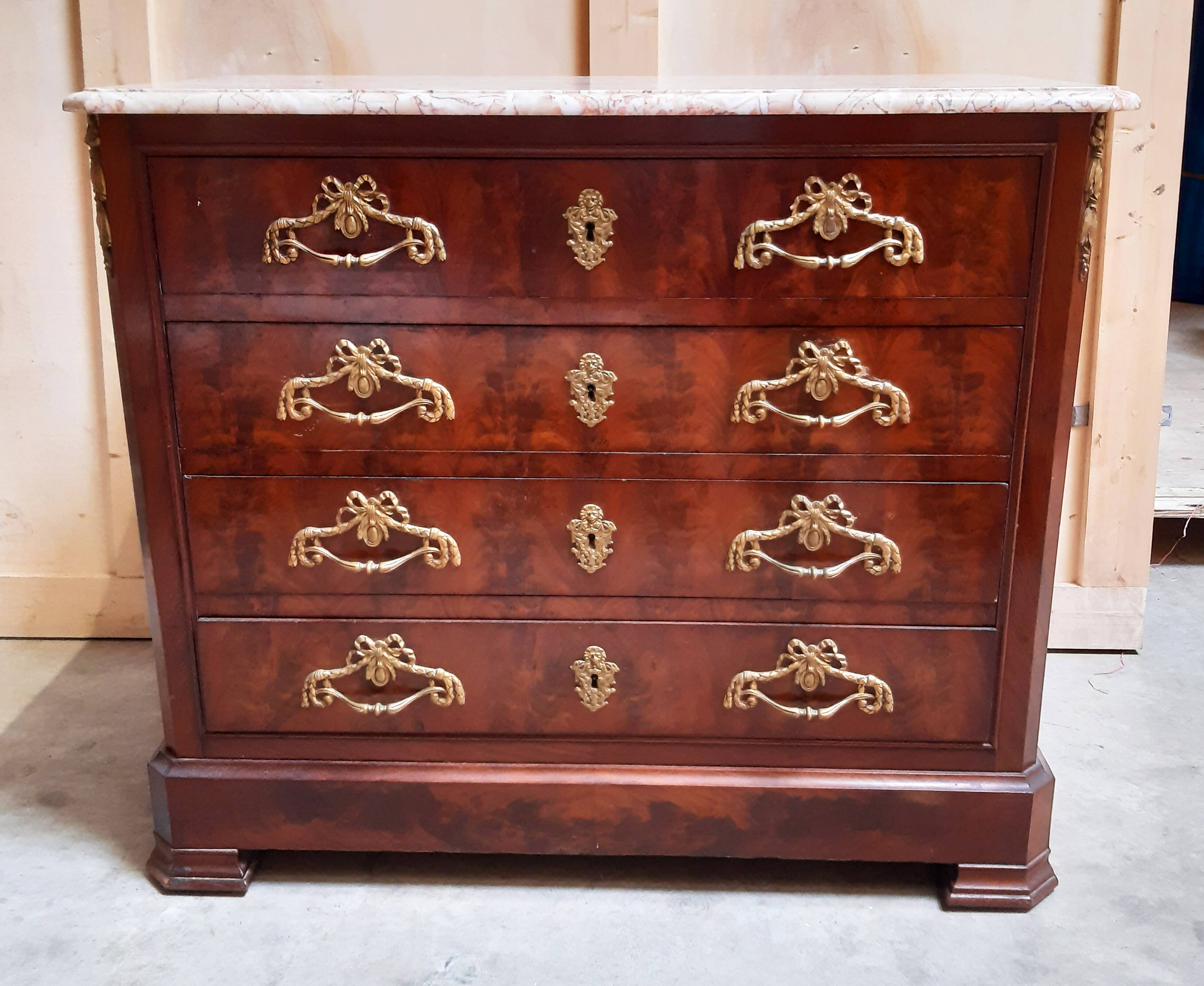 Commode ancienne avec plateau en marbre et placage en acajou