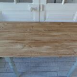 Table de ferme vintage piètement et ceinture réenchantés en vert de gris, plateau bois.