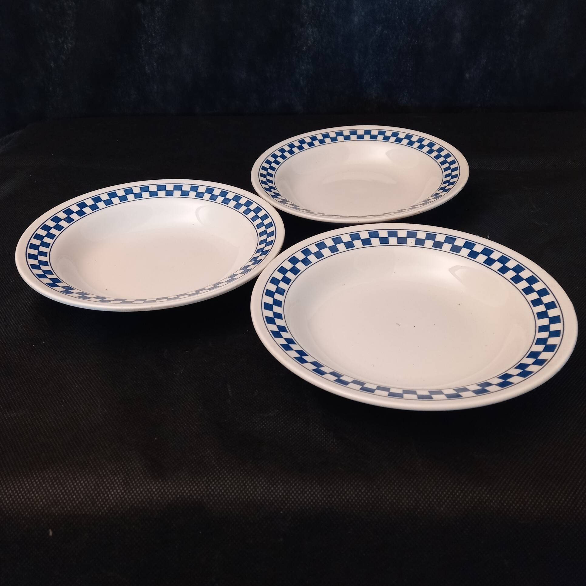 Trio d’assiettes creuses en Faïence ‘’Oxford – Brazil’’ Motif Damier bleu