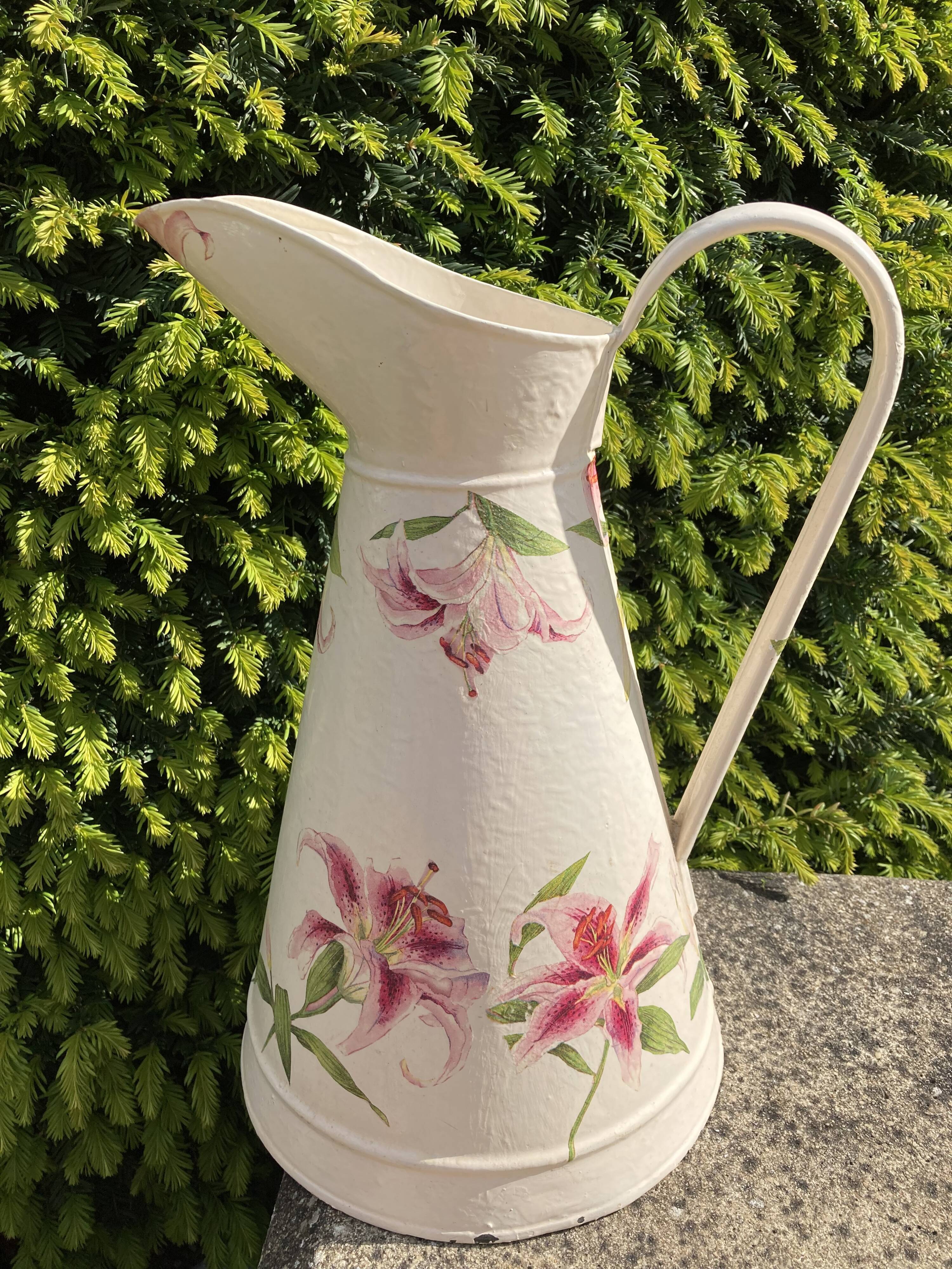 Broc en tôle émaillée « Fleurs de Lys »