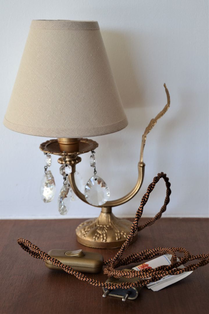 Golden table lamp with crystal tassels