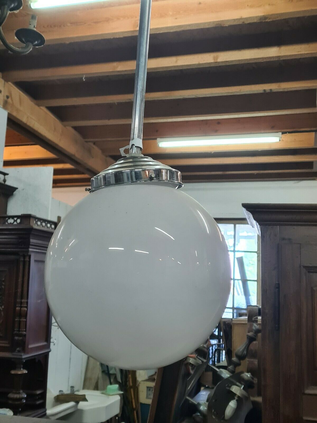 Suspension vintage avec une boule en opaline blanche