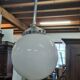 Suspension vintage avec une boule en opaline blanche