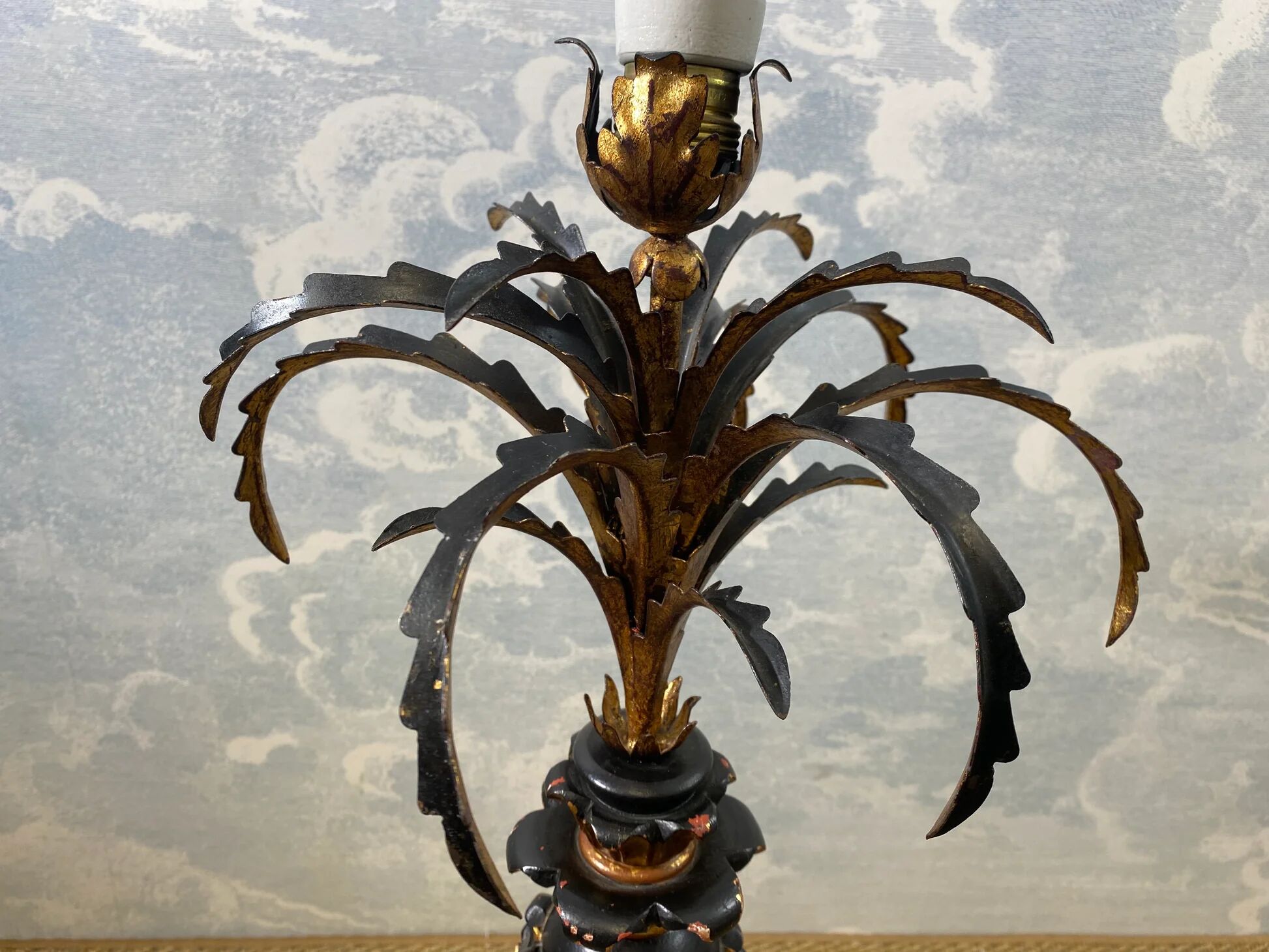 Grande lampe de table ananas en bois sculpté noir et or, France, début du XXe siècle