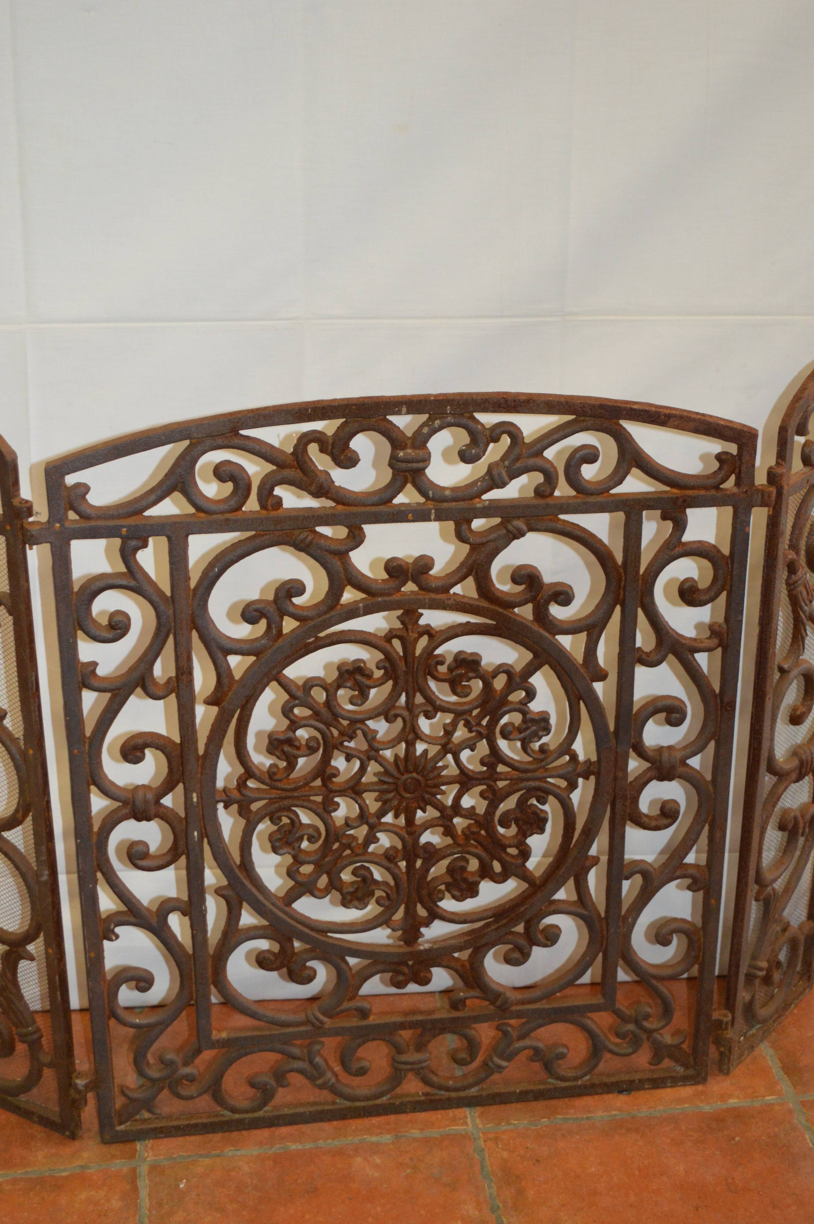 Cast iron fireplace firewall