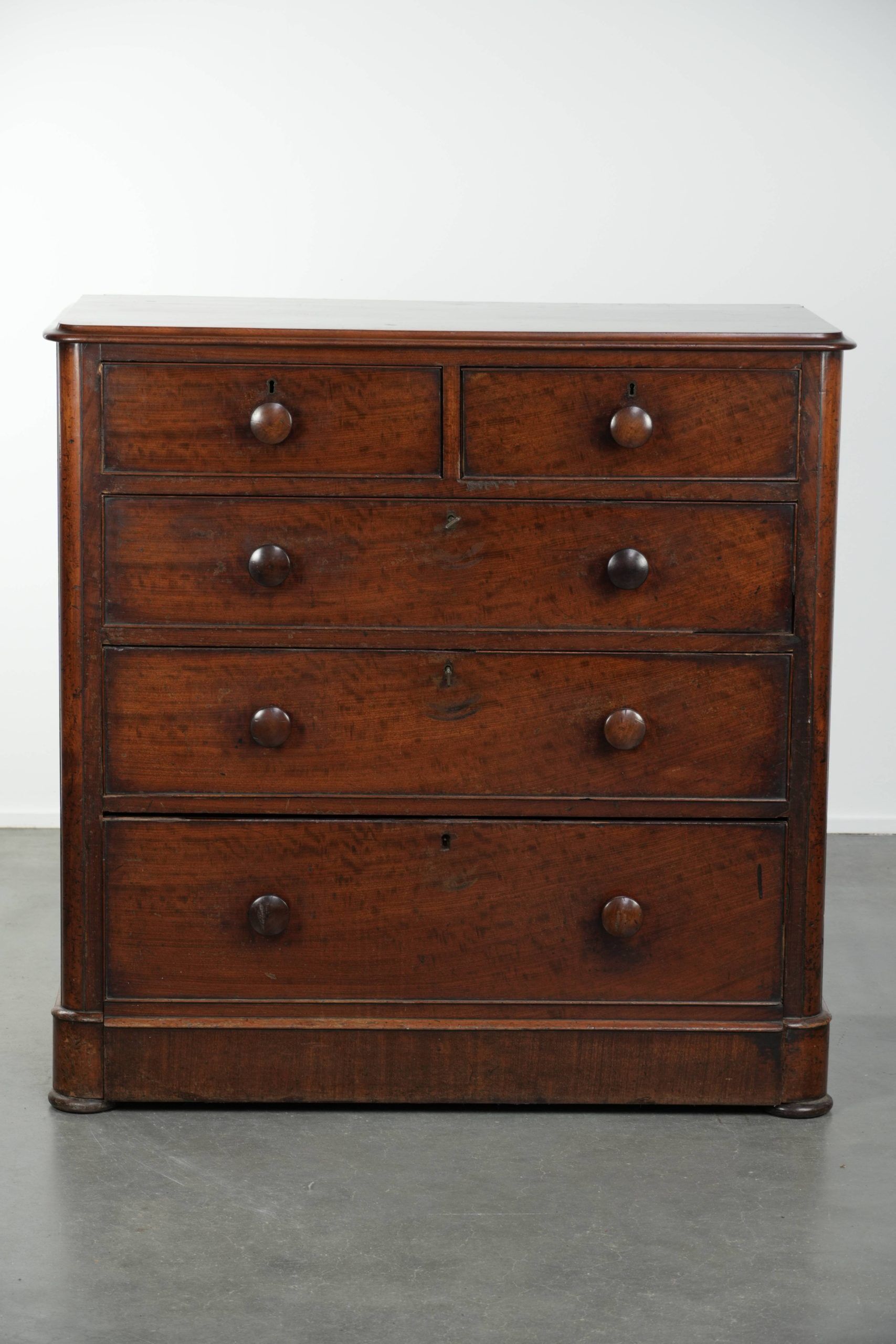 Antique mahogany English chest of drawers from 19th century with 5 drawers