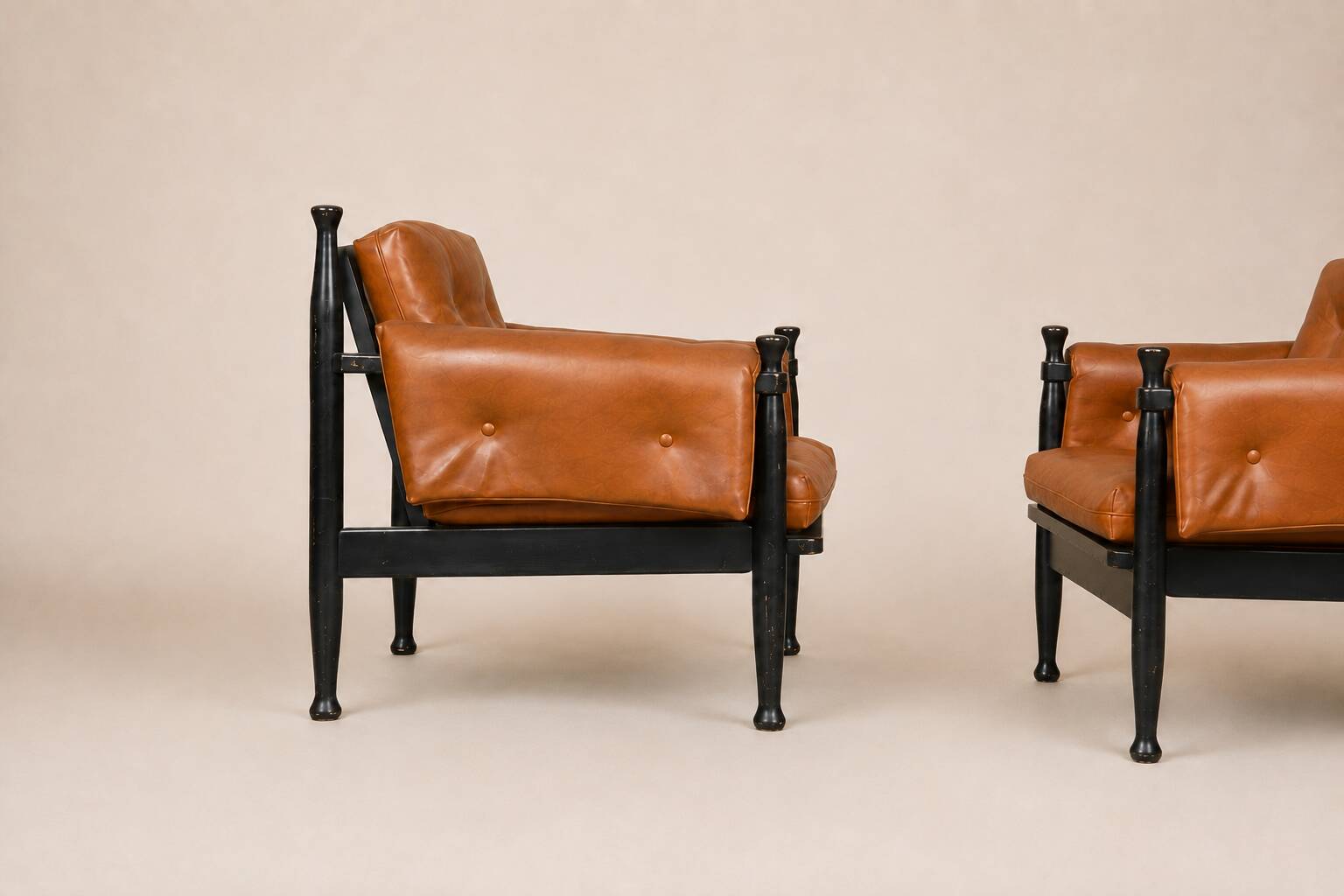 Paire de fauteuils lounge « safari » en cuir cognac et hêtre noir — c. 1970