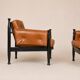 Paire de fauteuils lounge « safari » en cuir cognac et hêtre noir — c. 1970