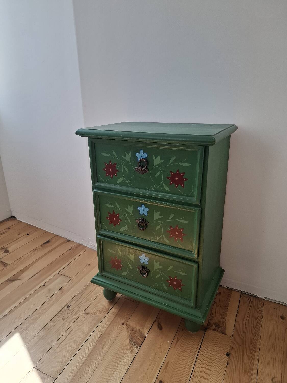 Petit meuble rangement naïf