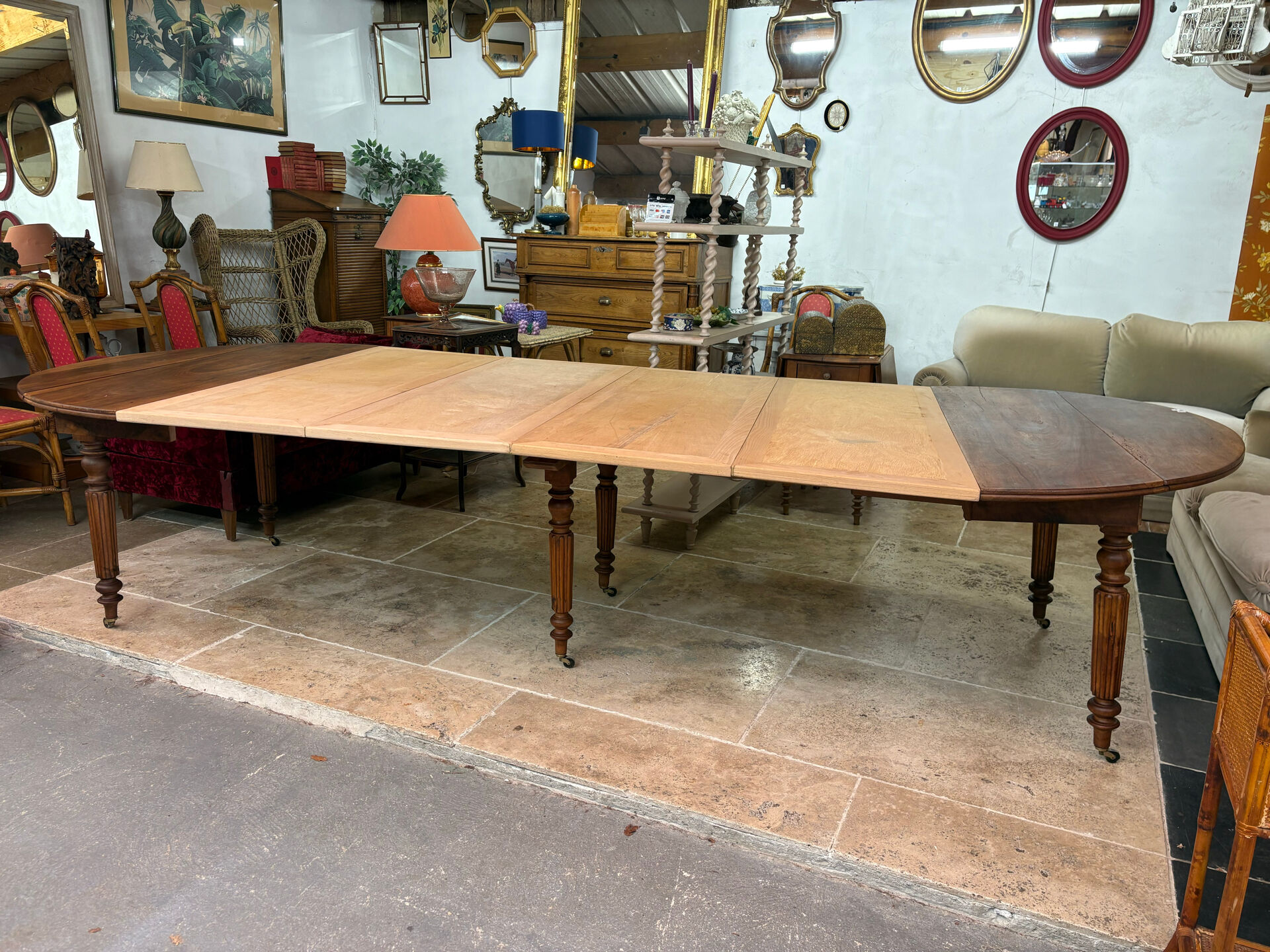 Extendable dining table